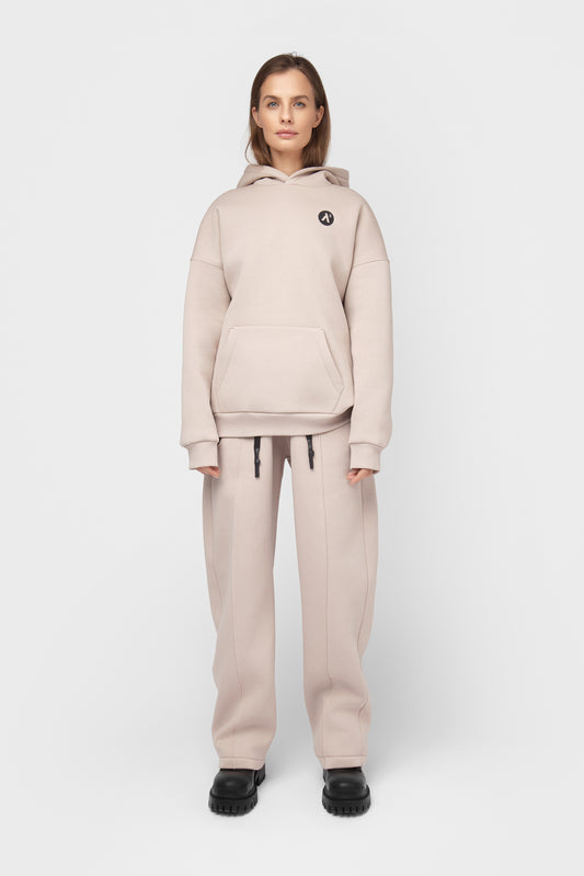 OVERSIZED LAISVALAIKIO KOSTIUMAS SU PŪKU