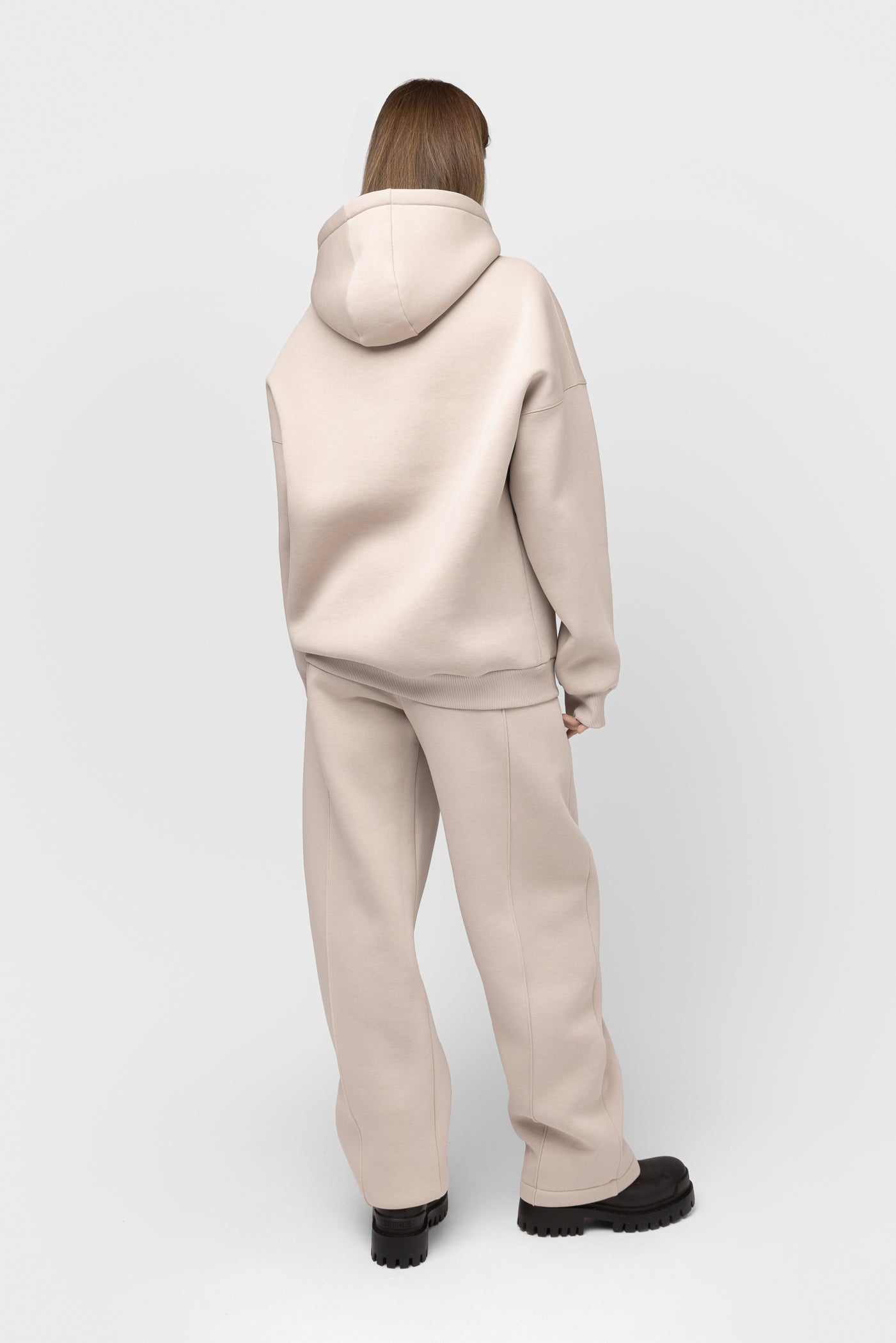 OVERSIZED LAISVALAIKIO KOSTIUMAS SU PŪKU