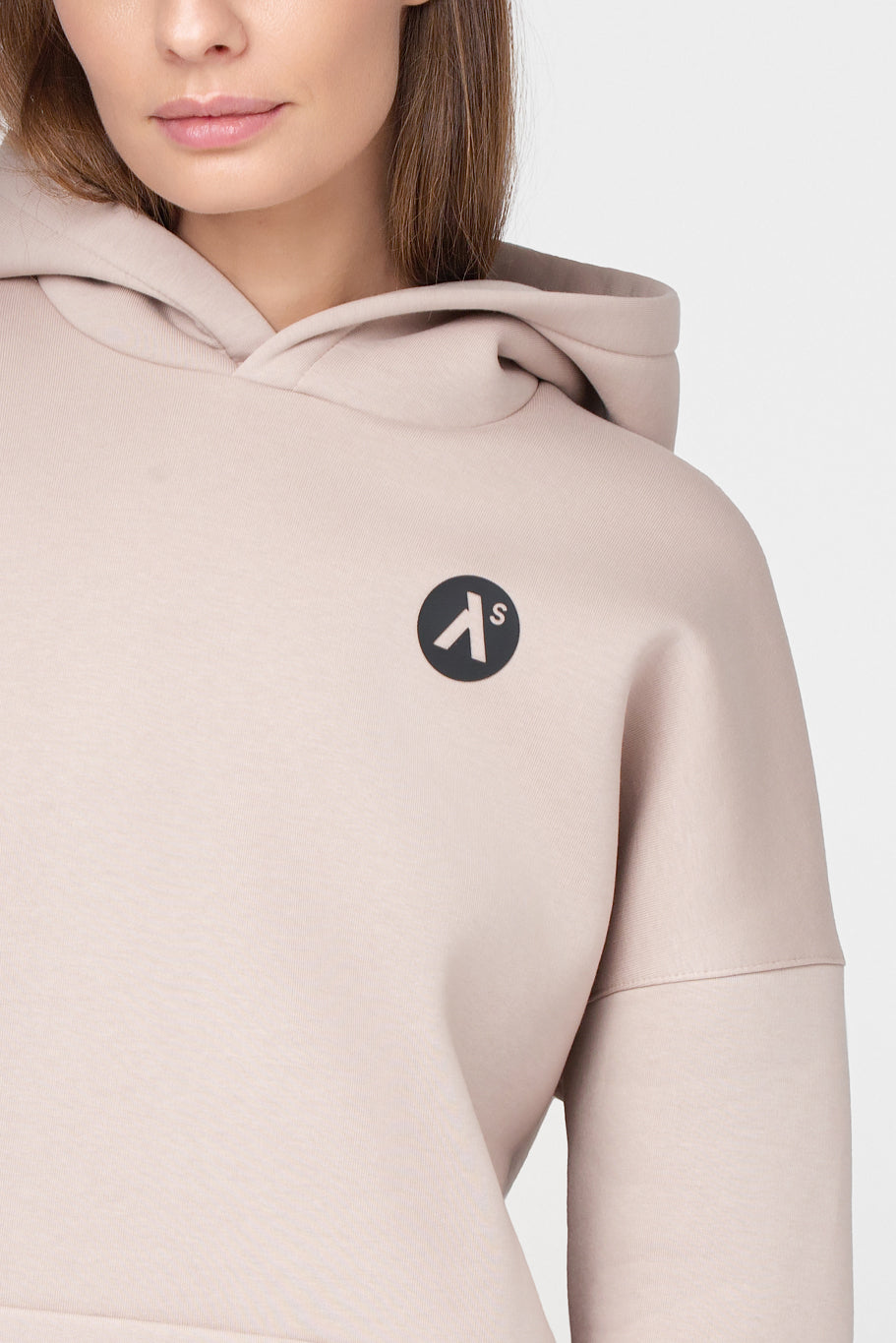 OVERSIZED LAISVALAIKIO KOSTIUMAS SU PŪKU