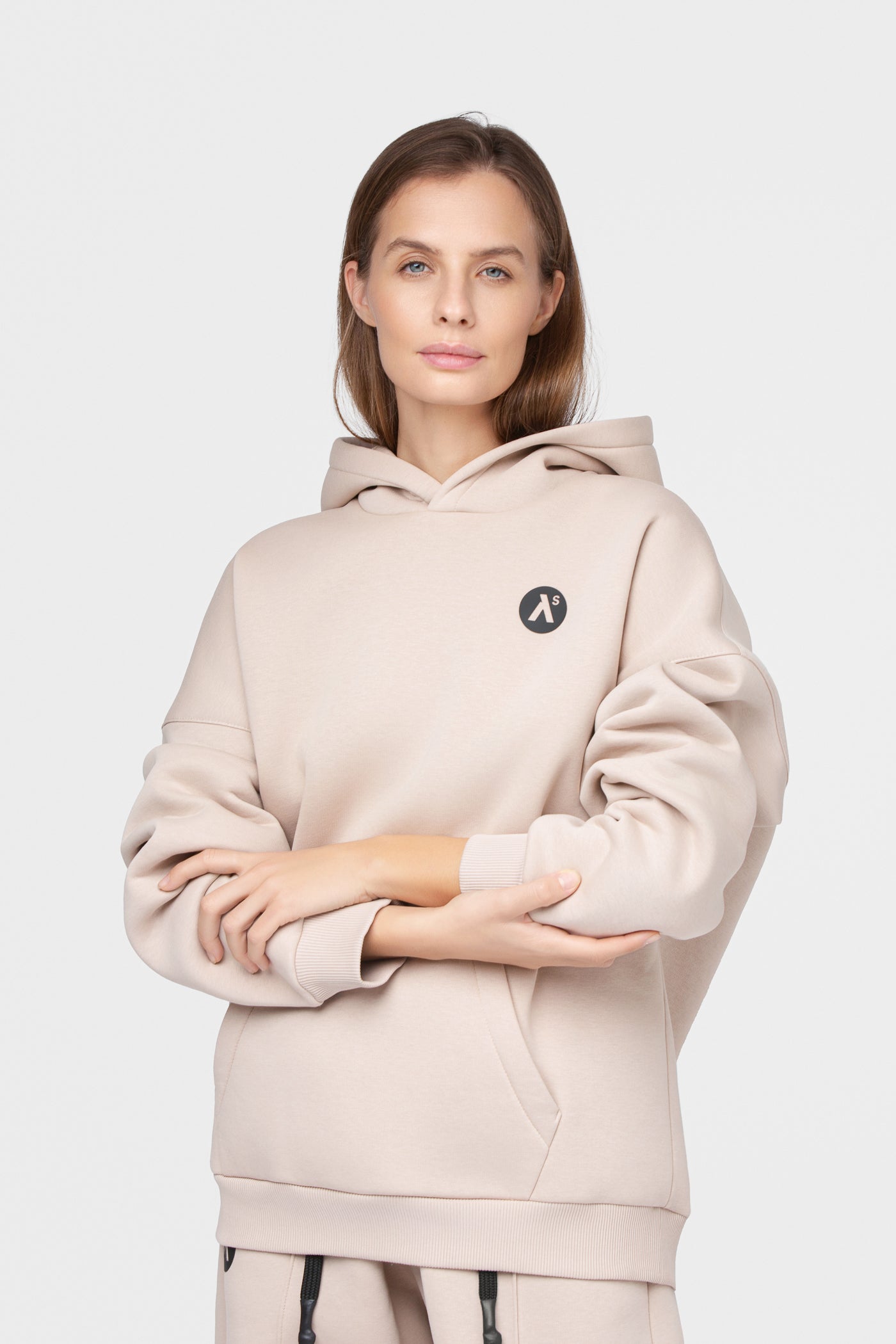 OVERSIZED LAISVALAIKIO KOSTIUMAS SU PŪKU