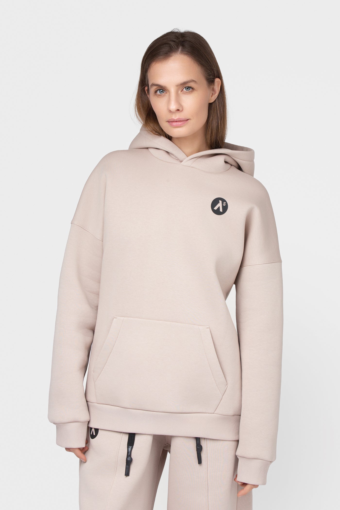 OVERSIZED LAISVALAIKIO KOSTIUMAS SU PŪKU