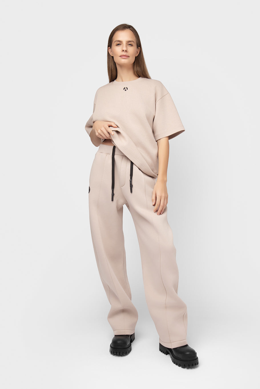 OVERSIZED LAISVALAIKIO KOSTIUMAS SU PŪKU