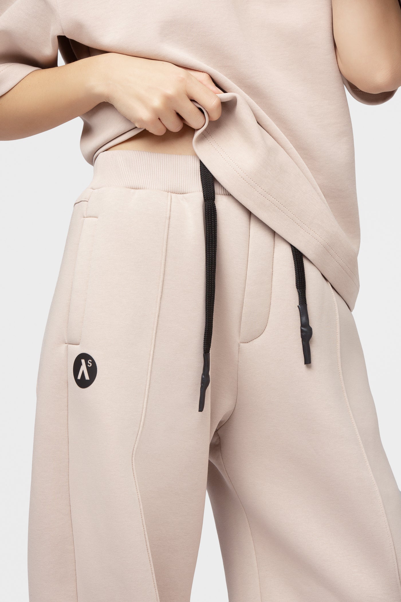 OVERSIZED LAISVALAIKIO KOSTIUMAS SU PŪKU