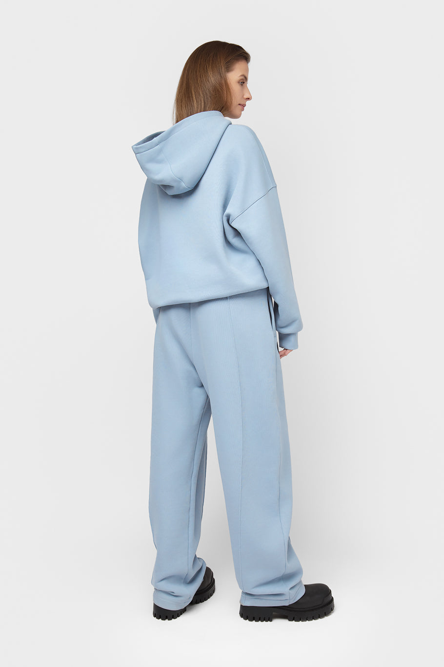 OVERSIZED LAISVALAIKIO KOSTIUMAS BE PŪKO