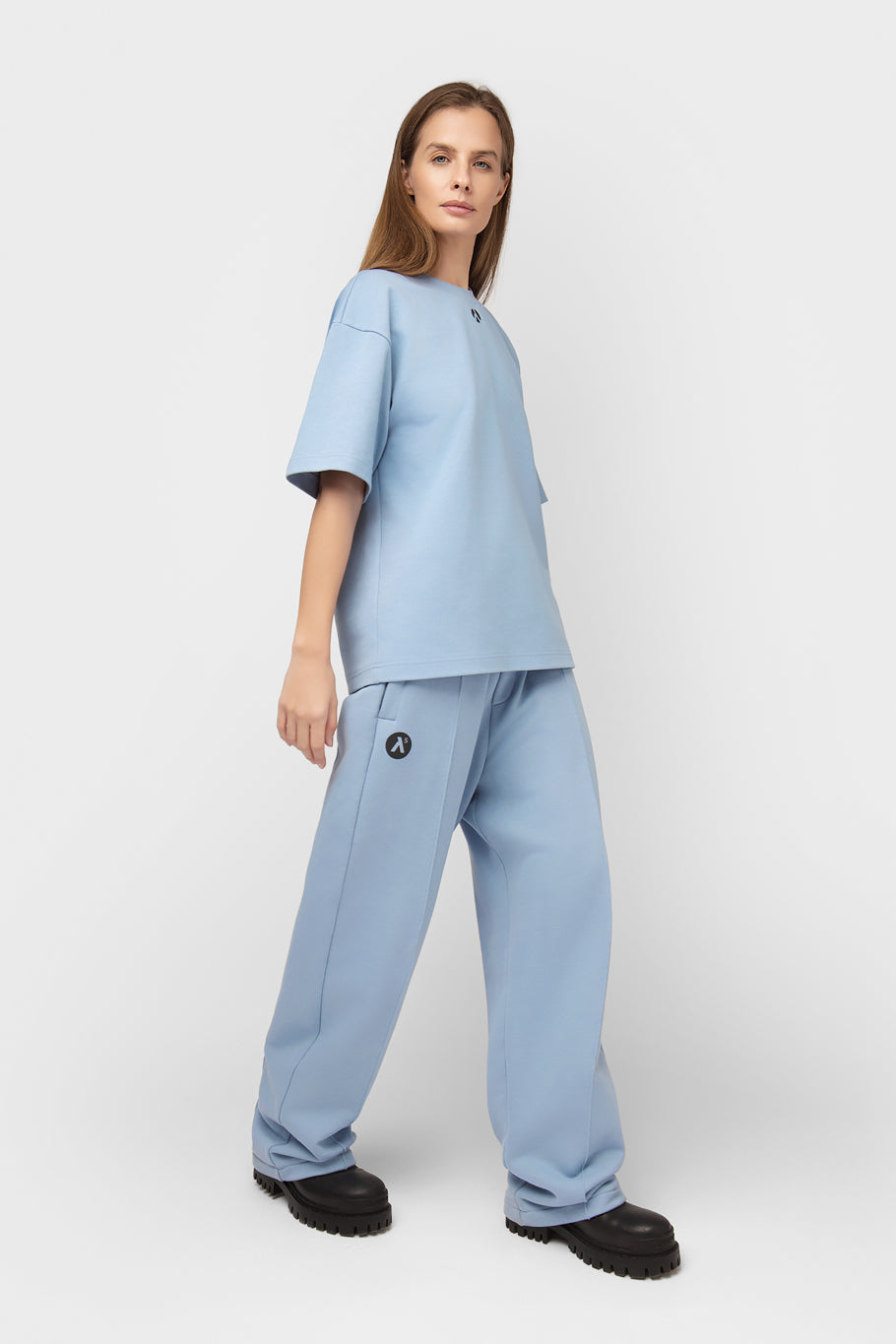OVERSIZED LAISVALAIKIO KOSTIUMAS BE PŪKO