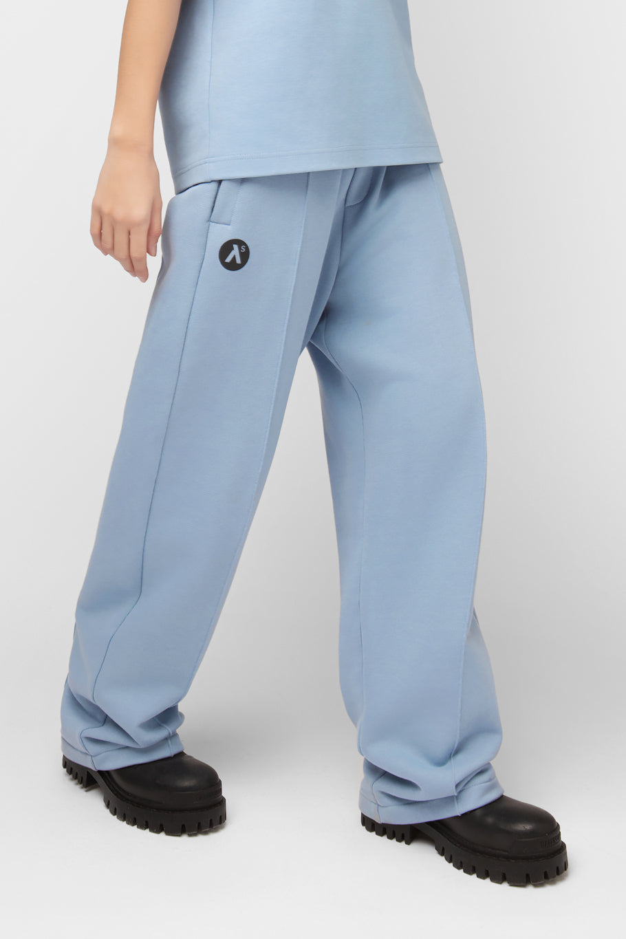 OVERSIZED LAISVALAIKIO KOSTIUMAS BE PŪKO