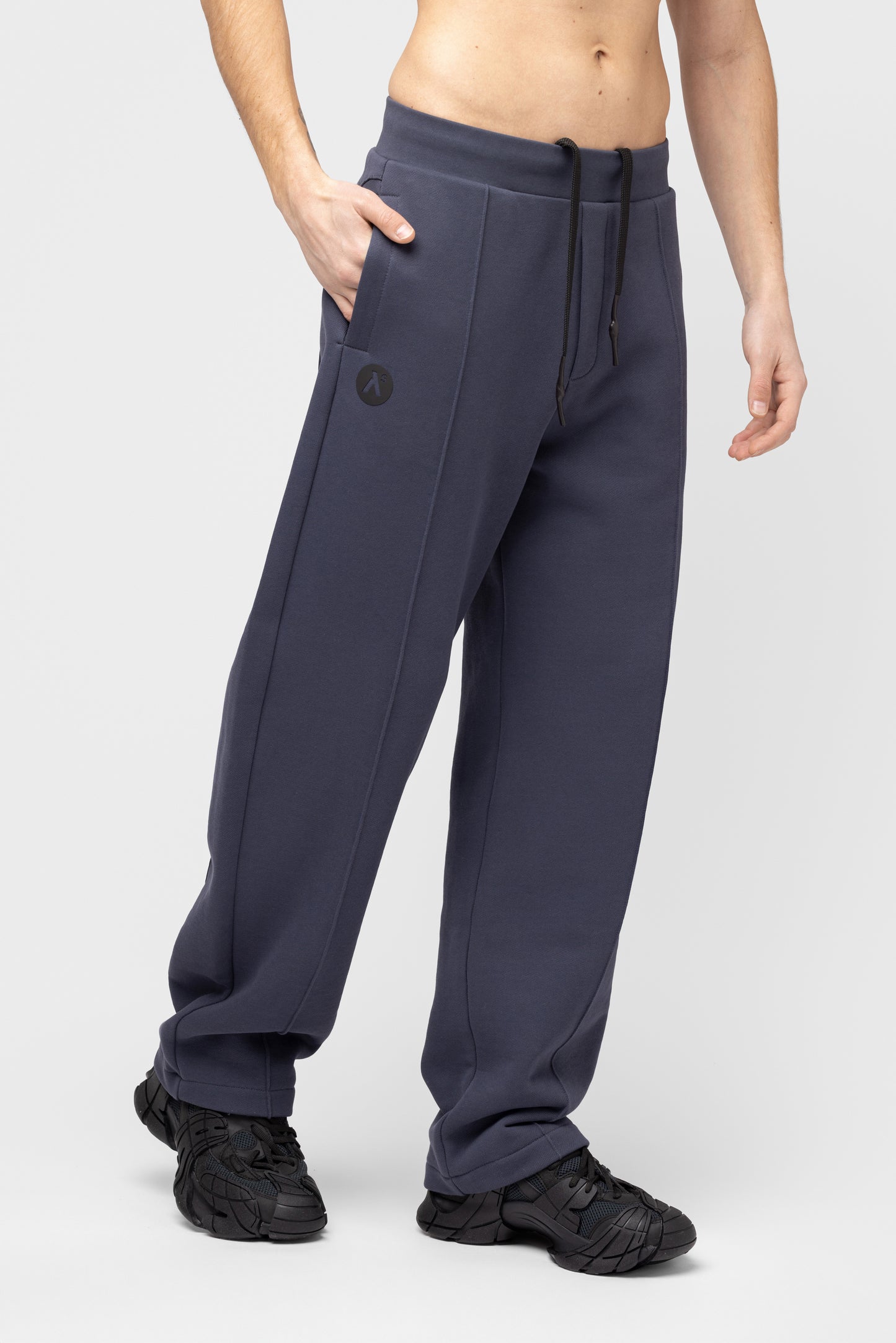 OVERSIZED LAISVALAIKIO KOSTIUMAS BE PŪKO
