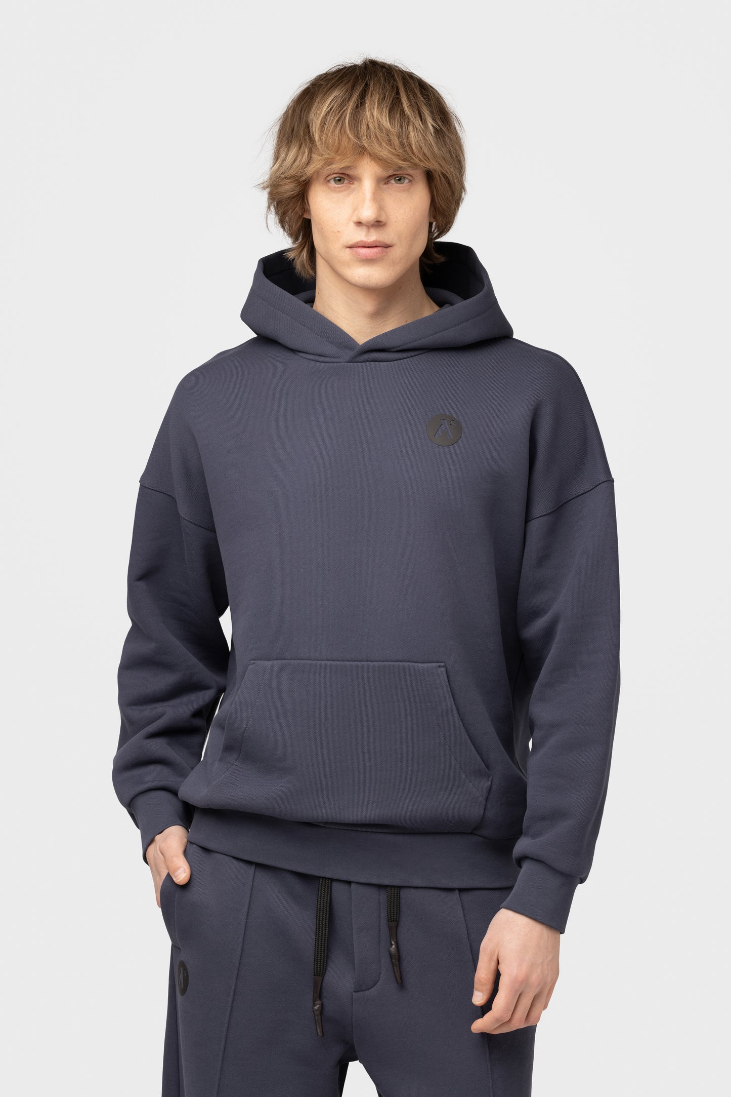 OVERSIZED LAISVALAIKIO KOSTIUMAS BE PŪKO