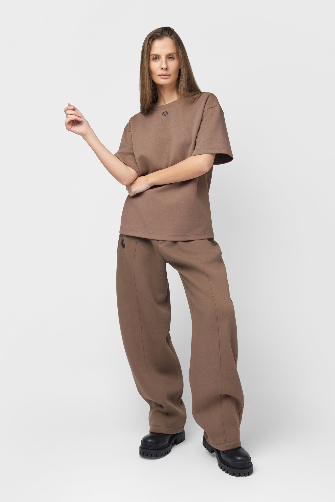 OVERSIZED LAISVALAIKIO KOSTIUMAS SU PŪKU