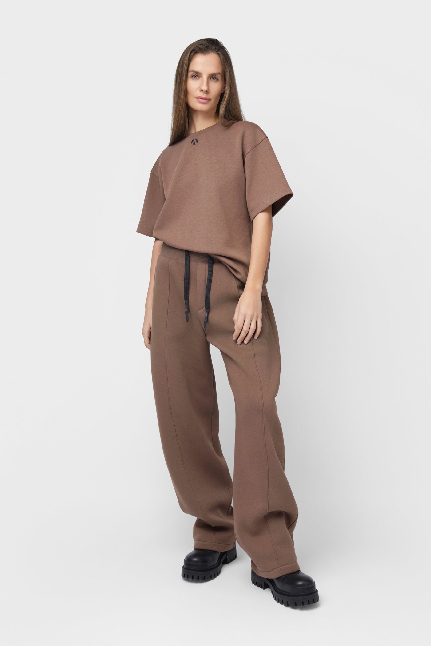 OVERSIZED LAISVALAIKIO KOSTIUMAS SU PŪKU
