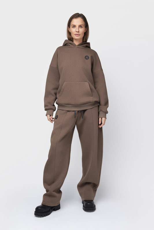 OVERSIZED LAISVALAIKIO KOSTIUMAS SU PŪKU