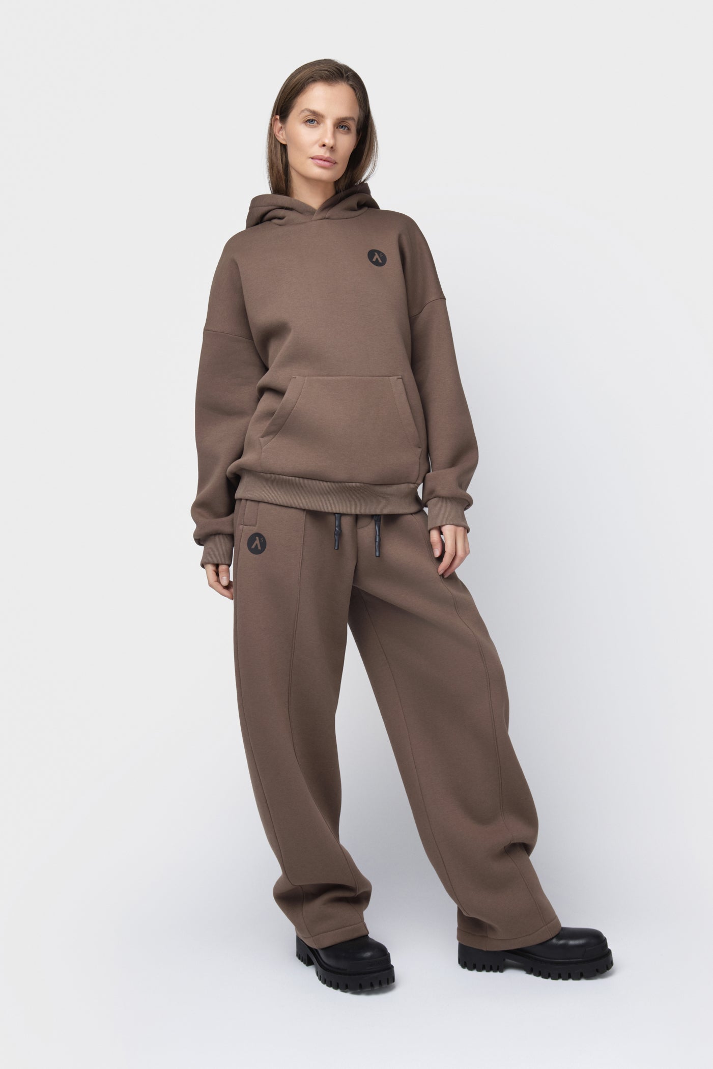 OVERSIZED LAISVALAIKIO KOSTIUMAS SU PŪKU