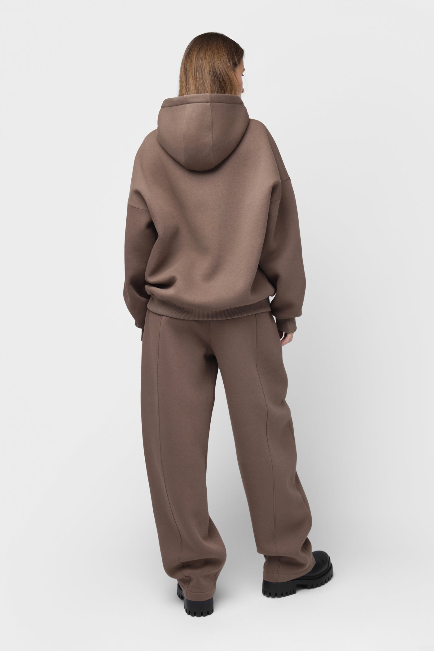 OVERSIZED LAISVALAIKIO KOSTIUMAS SU PŪKU