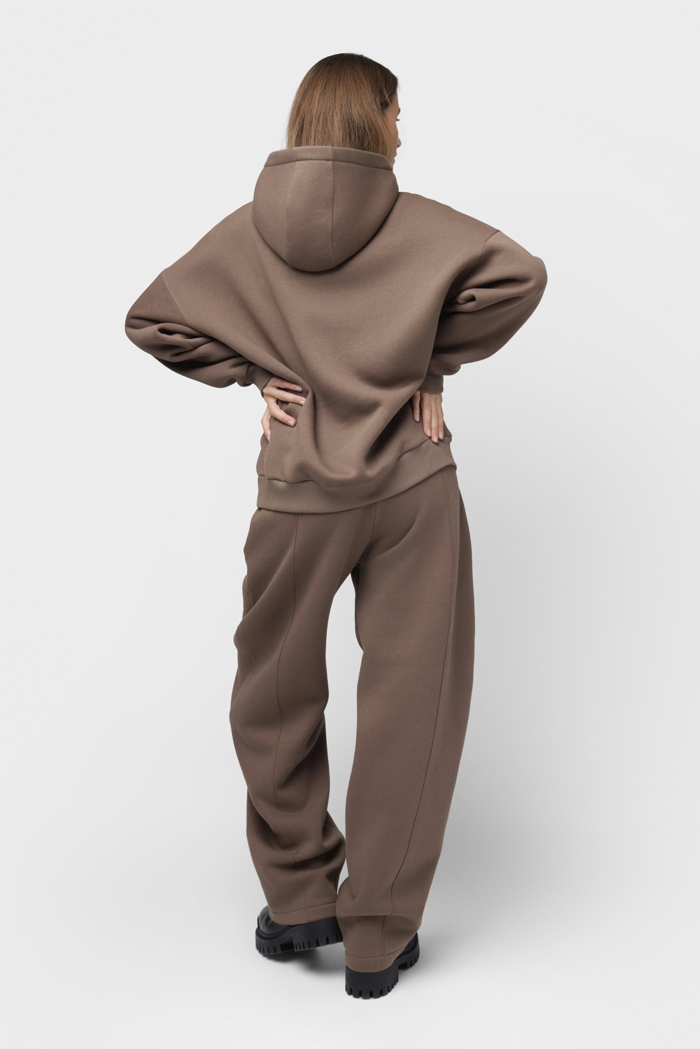 OVERSIZED LAISVALAIKIO KOSTIUMAS SU PŪKU