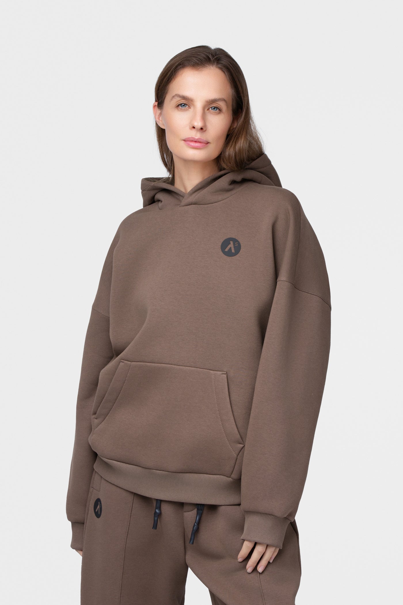 OVERSIZED LAISVALAIKIO KOSTIUMAS SU PŪKU