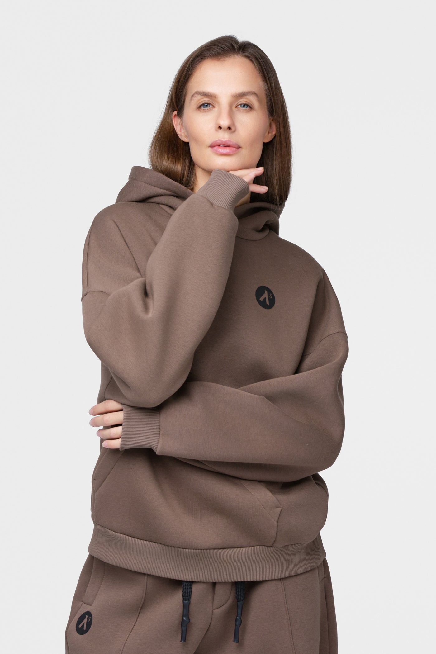OVERSIZED LAISVALAIKIO KOSTIUMAS SU PŪKU