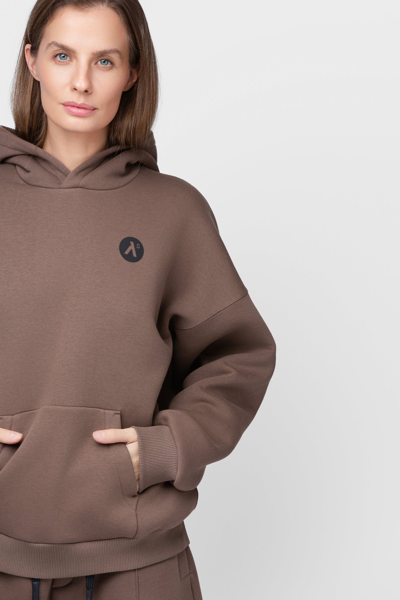 OVERSIZED LAISVALAIKIO KOSTIUMAS SU PŪKU