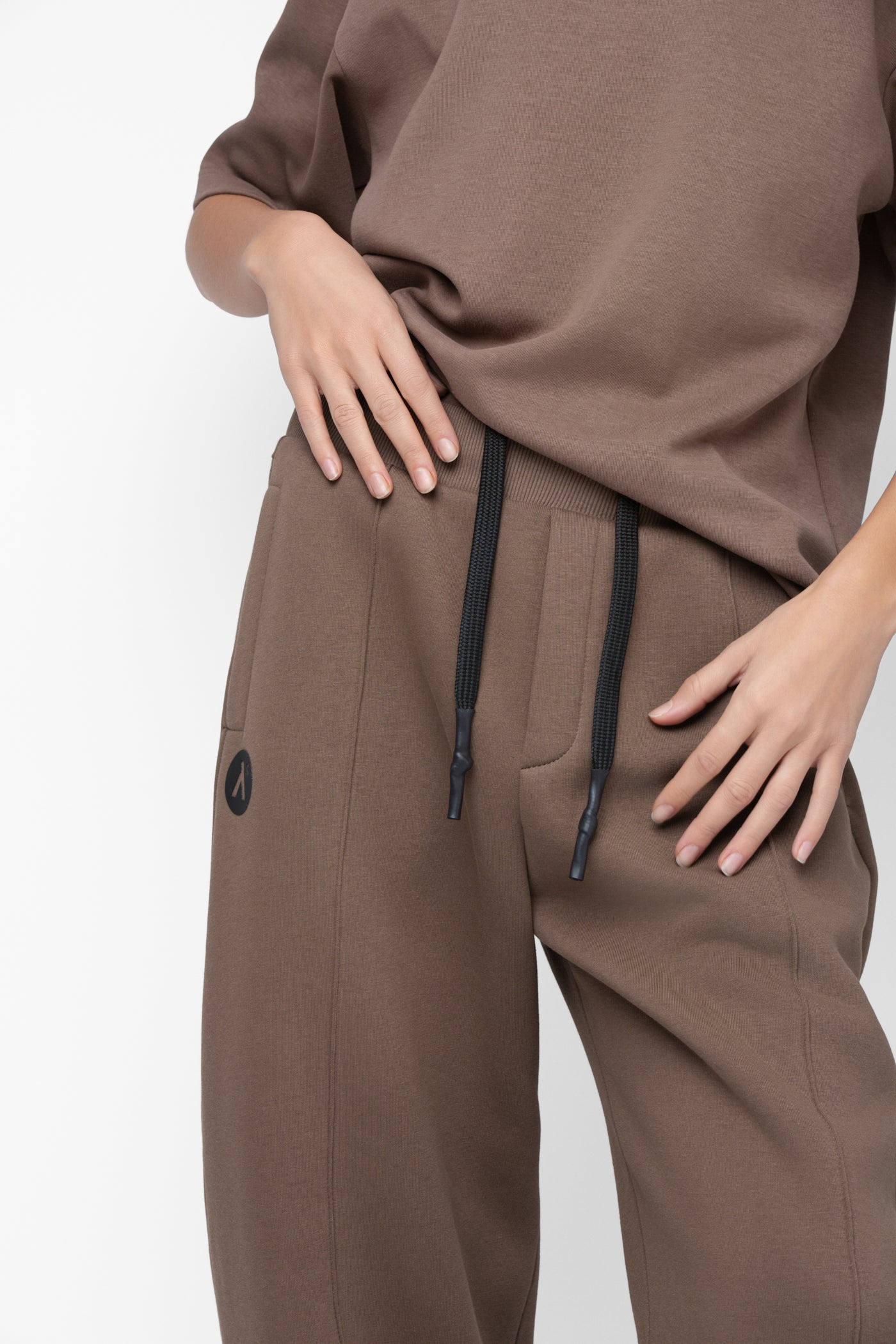 OVERSIZED LAISVALAIKIO KOSTIUMAS SU PŪKU