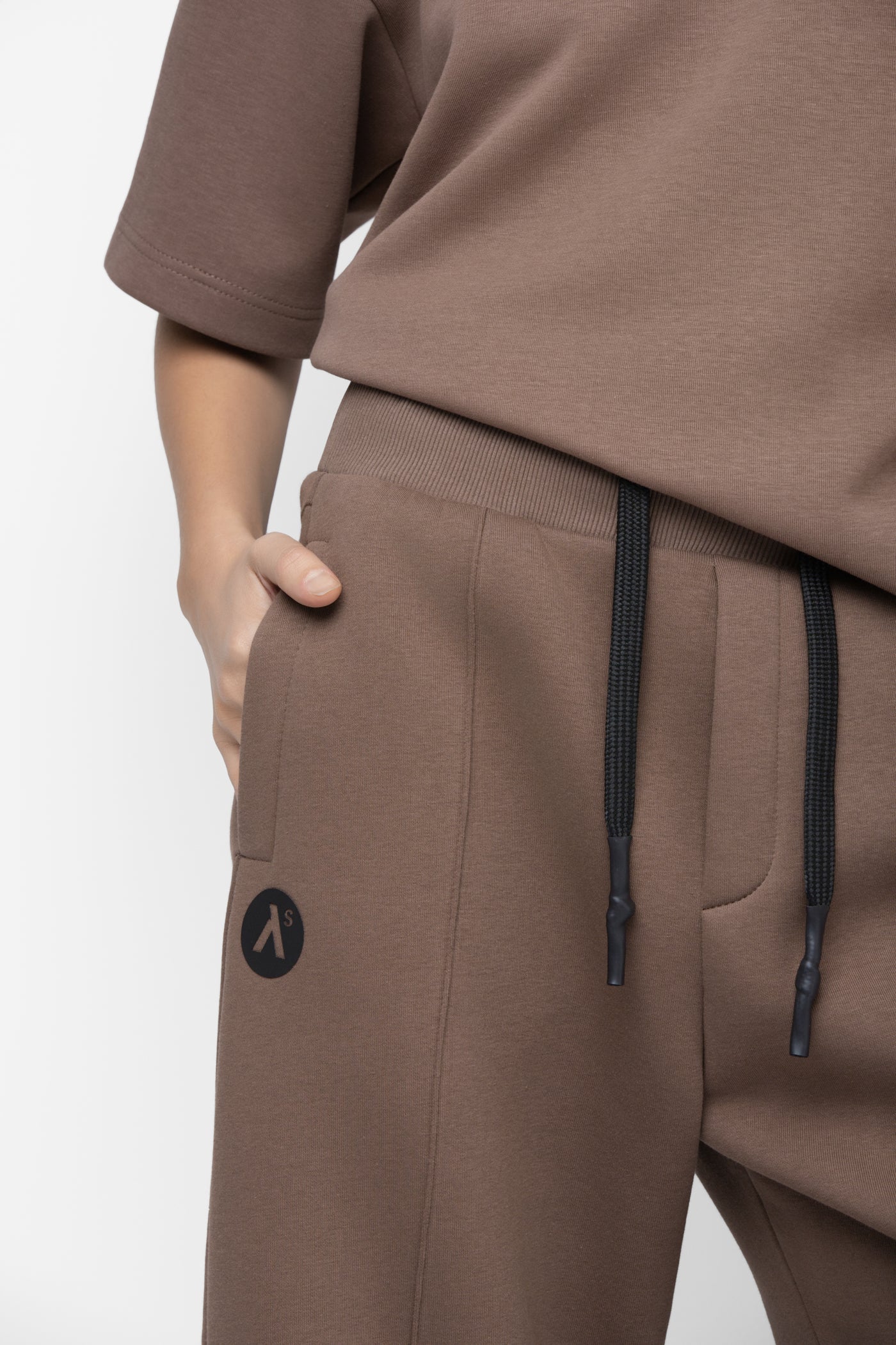 OVERSIZED LAISVALAIKIO KOSTIUMAS SU PŪKU