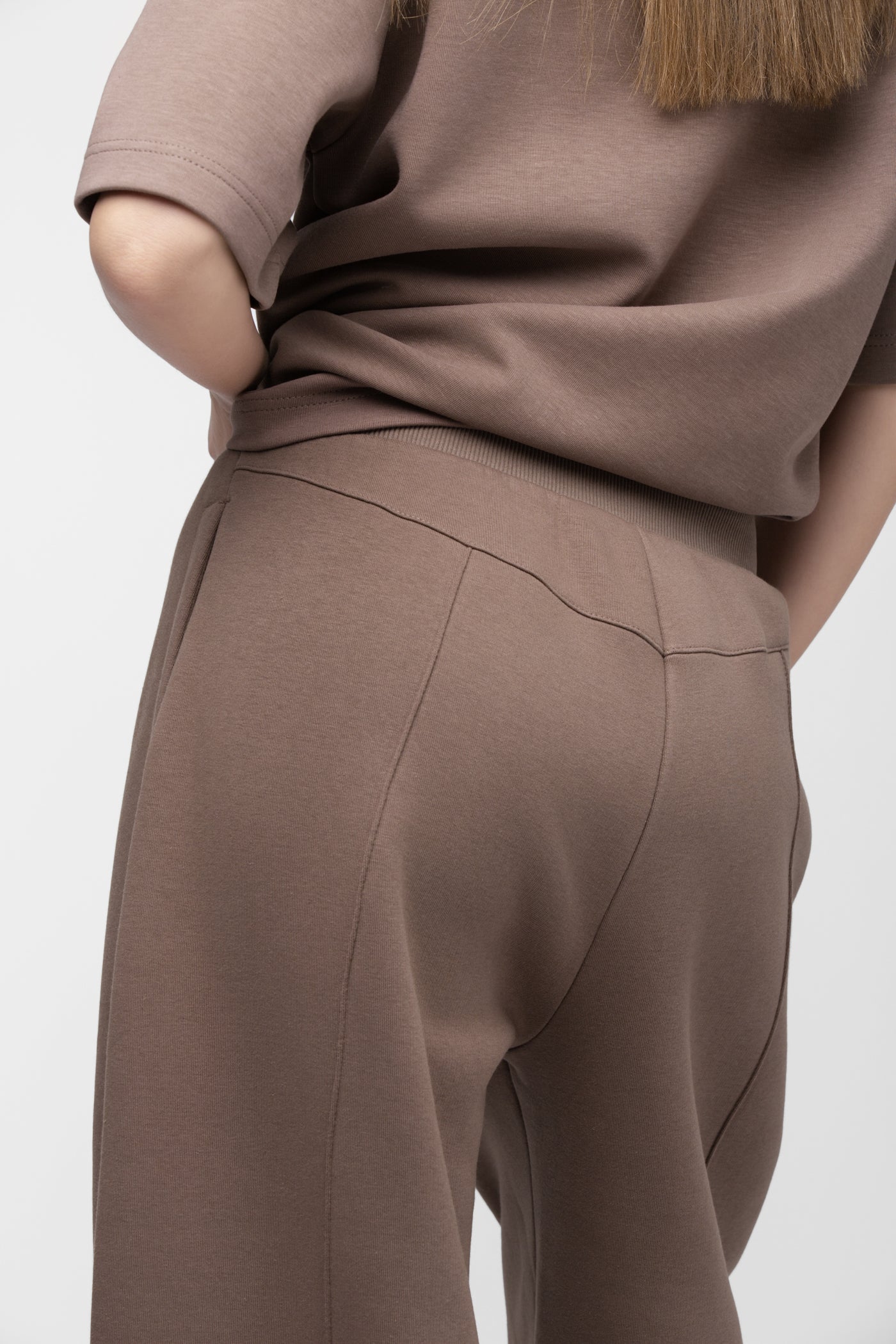 OVERSIZED LAISVALAIKIO KOSTIUMAS SU PŪKU