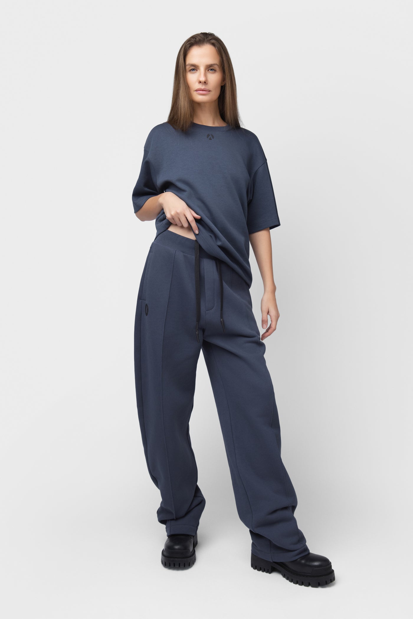 OVERSIZED LAISVALAIKIO KOSTIUMAS BE PŪKO