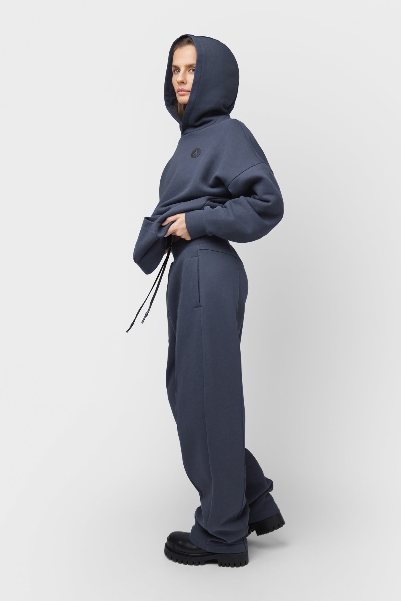 OVERSIZED LAISVALAIKIO KOSTIUMAS BE PŪKO