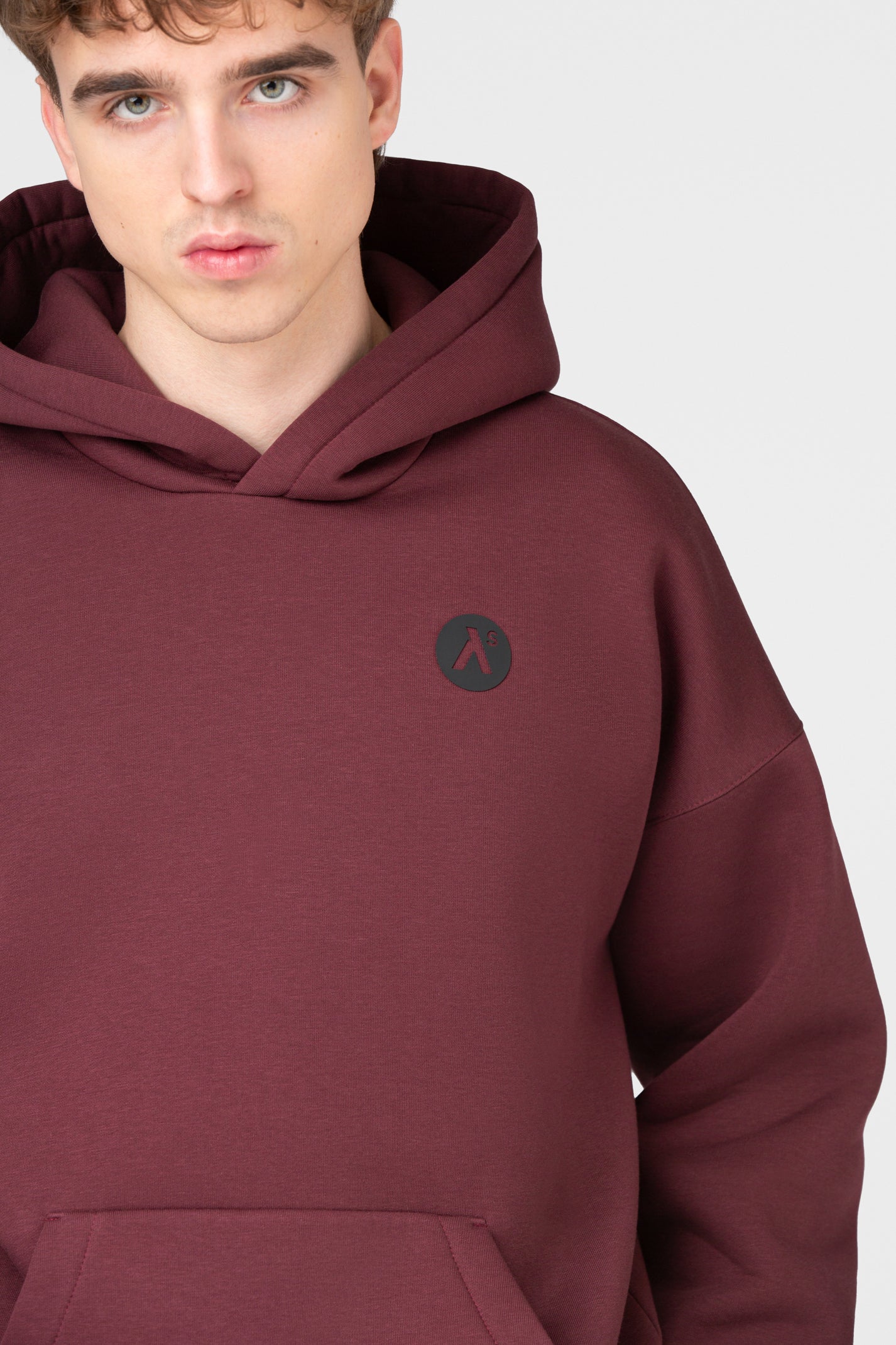 OVERSIZED LAISVALAIKIO KOSTIUMAS SU PŪKU