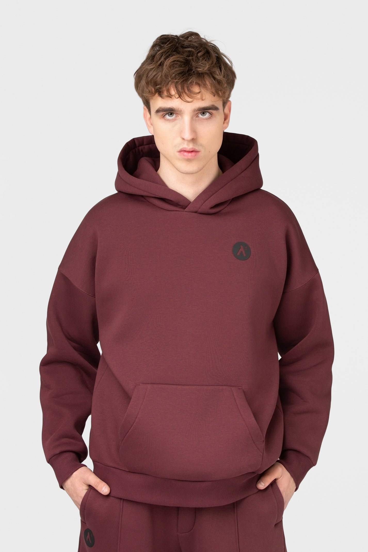 OVERSIZED LAISVALAIKIO KOSTIUMAS SU PŪKU