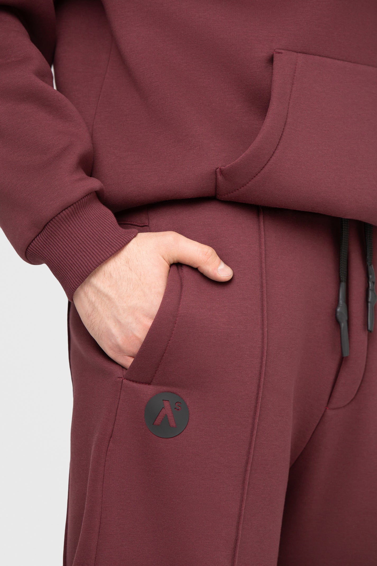 OVERSIZED LAISVALAIKIO KOSTIUMAS SU PŪKU