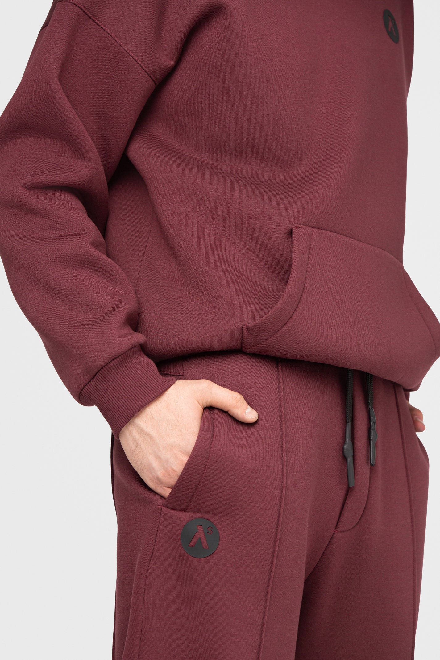 OVERSIZED LAISVALAIKIO KOSTIUMAS SU PŪKU