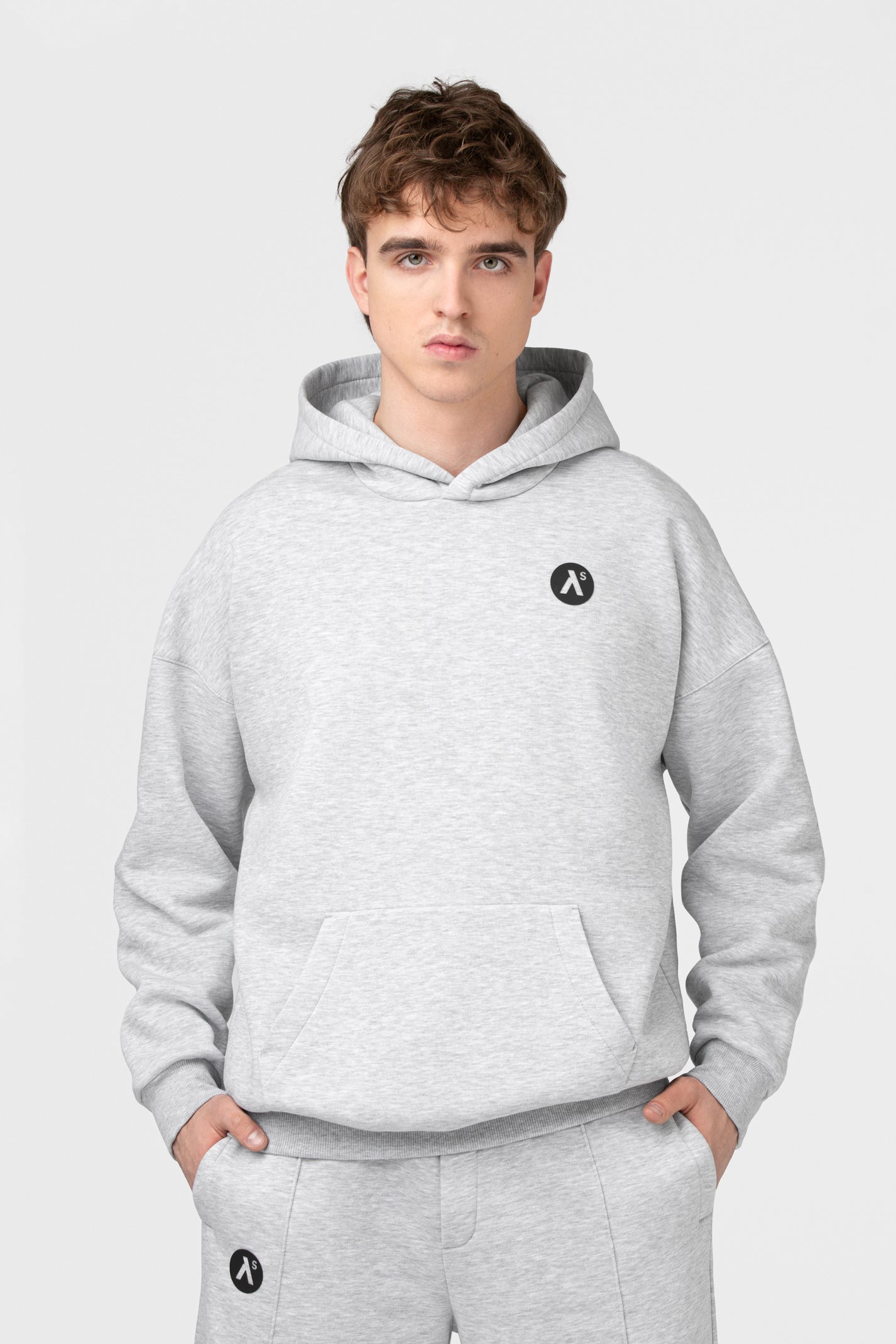 OVERSIZED LAISVALAIKIO KOSTIUMAS BE PŪKO