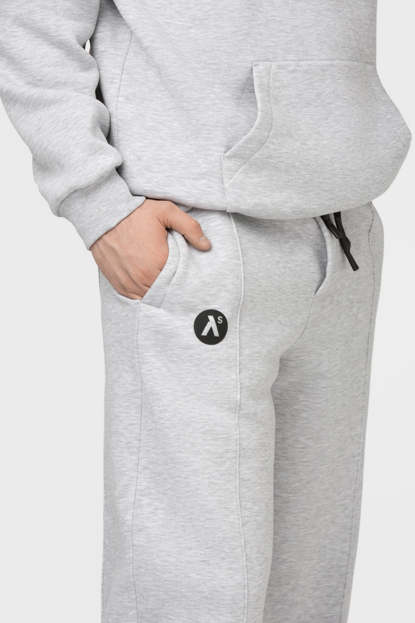 OVERSIZED LAISVALAIKIO KOSTIUMAS SU PŪKU