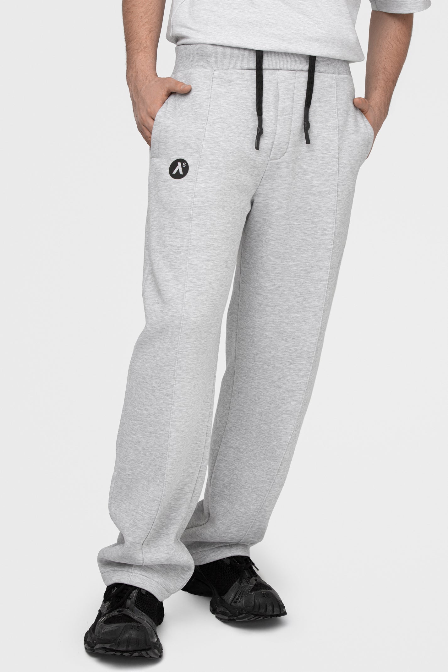 OVERSIZED LAISVALAIKIO KOSTIUMAS SU PŪKU