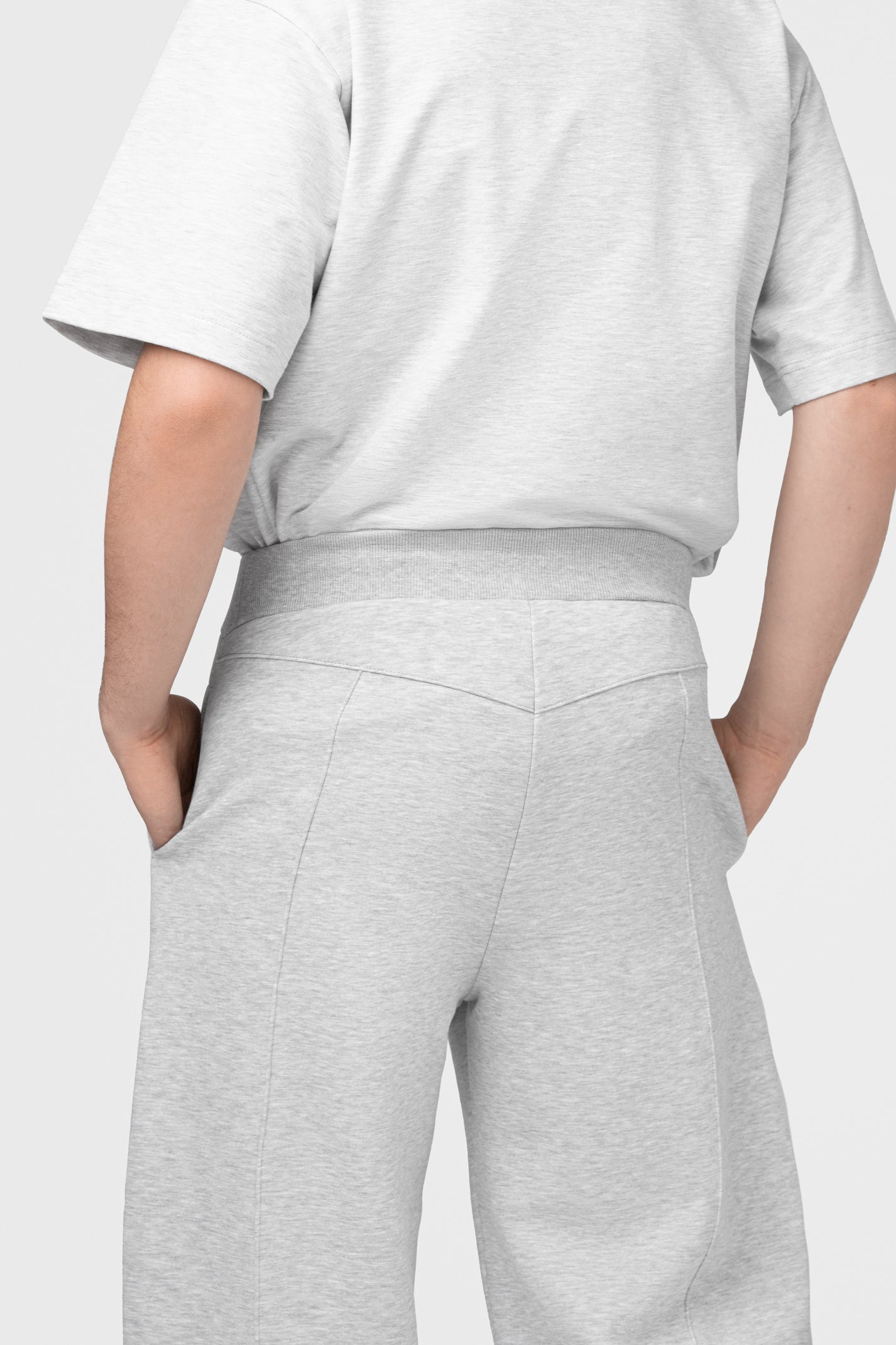 OVERSIZED LAISVALAIKIO KOSTIUMAS BE PŪKO