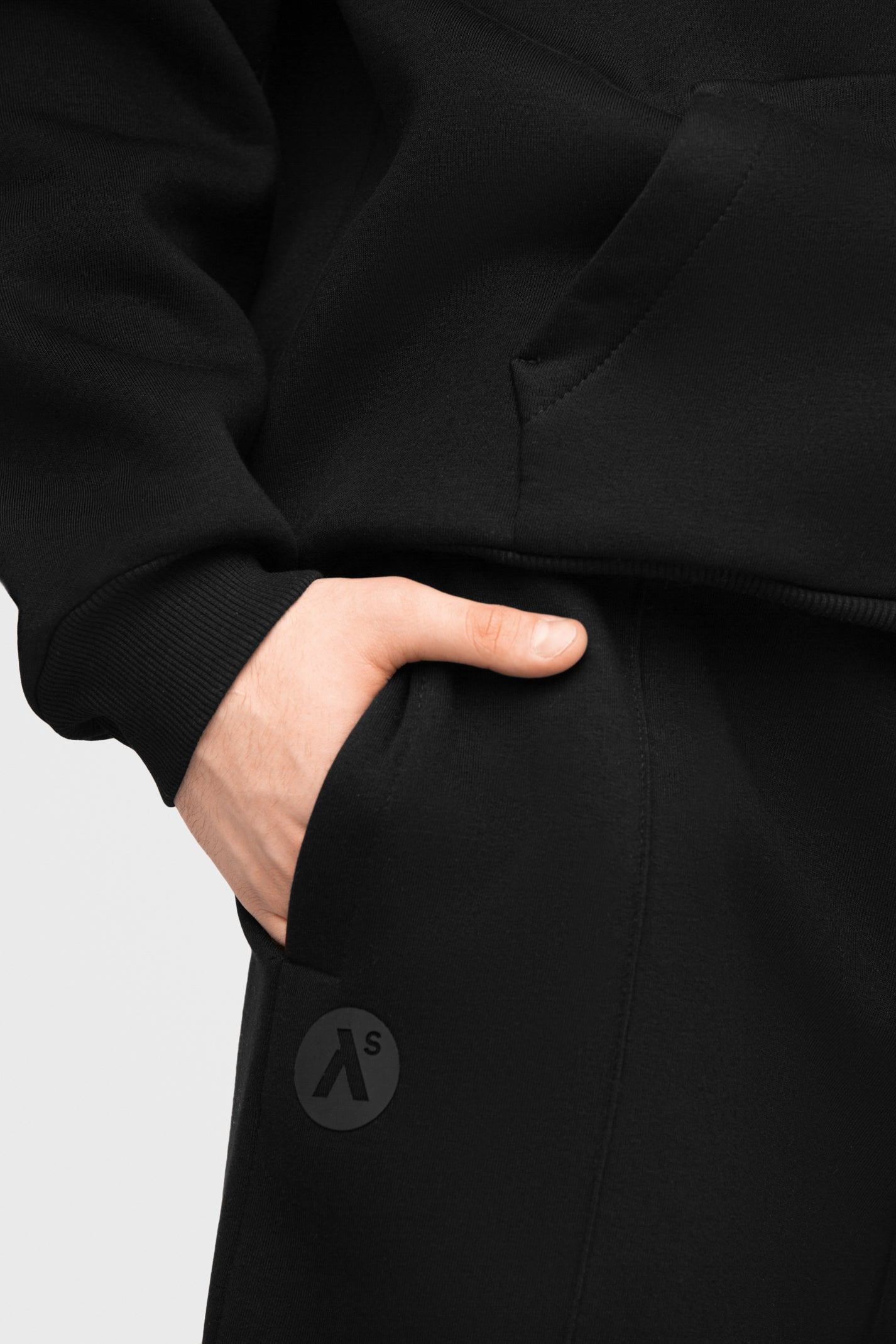 OVERSIZED LAISVALAIKIO KOSTIUMAS SU PŪKU