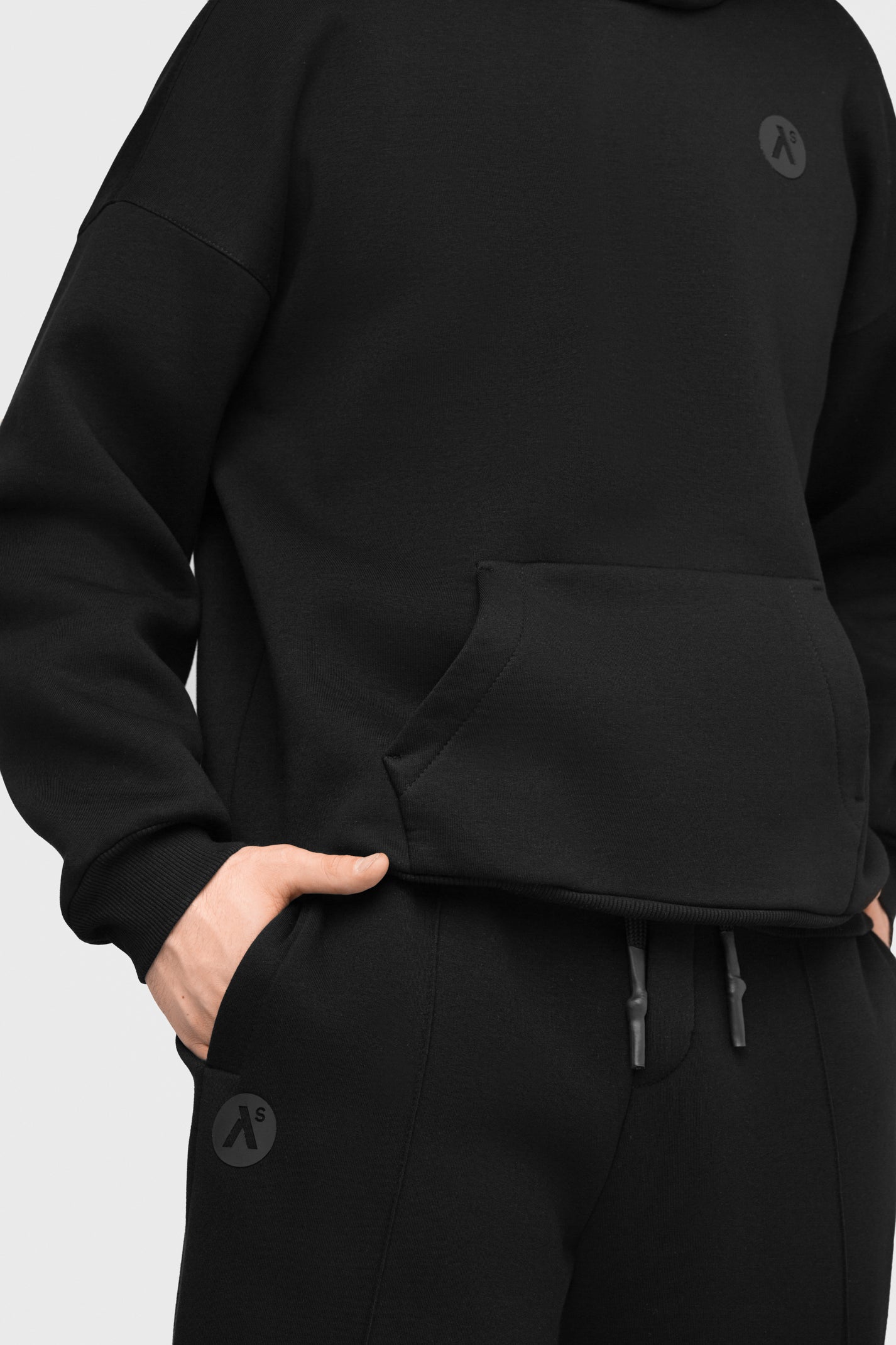 OVERSIZED LAISVALAIKIO KOSTIUMAS SU PŪKU
