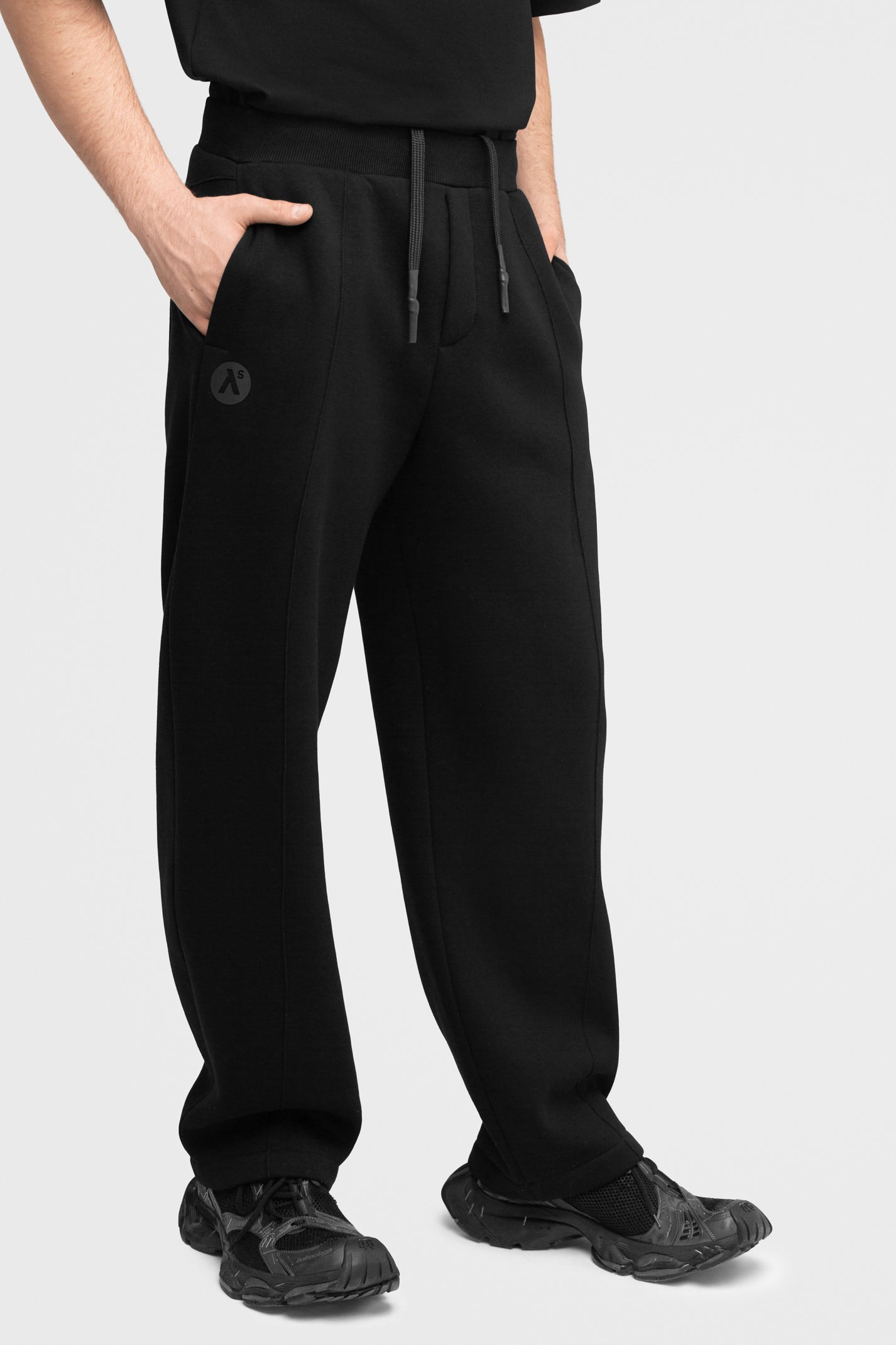 OVERSIZED LAISVALAIKIO KOSTIUMAS SU PŪKU