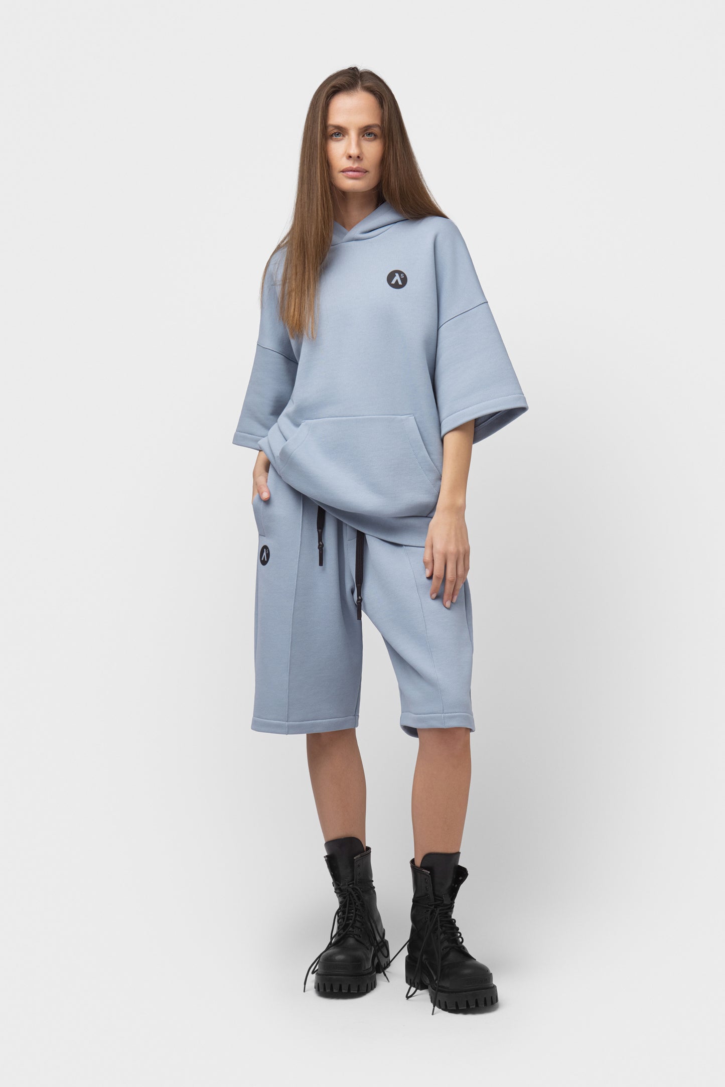 LAISVALAIKIO KOSTIUMAS SU ŠORTAIS IR KAPIŠONU