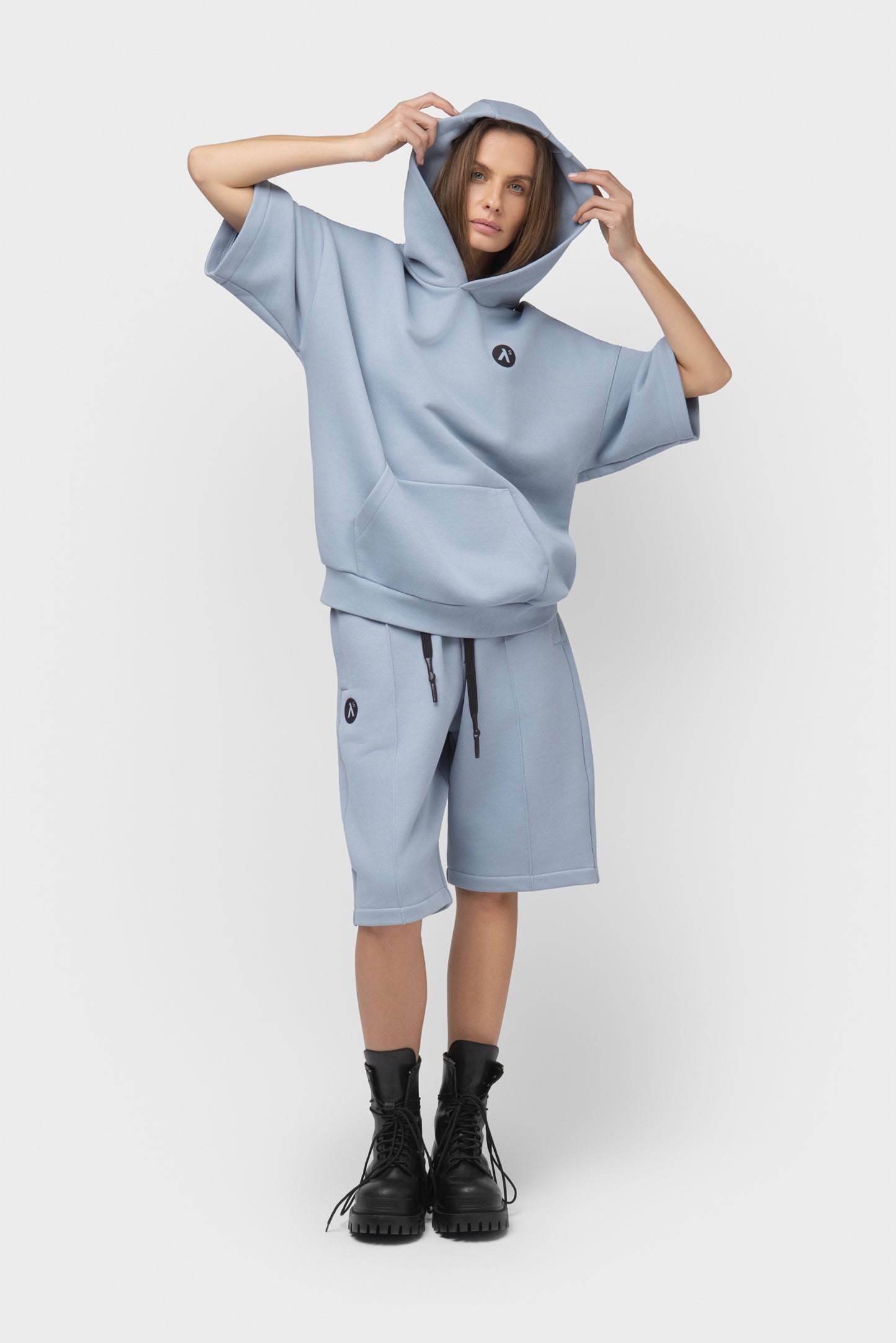 LAISVALAIKIO KOSTIUMAS SU ŠORTAIS IR KAPIŠONU