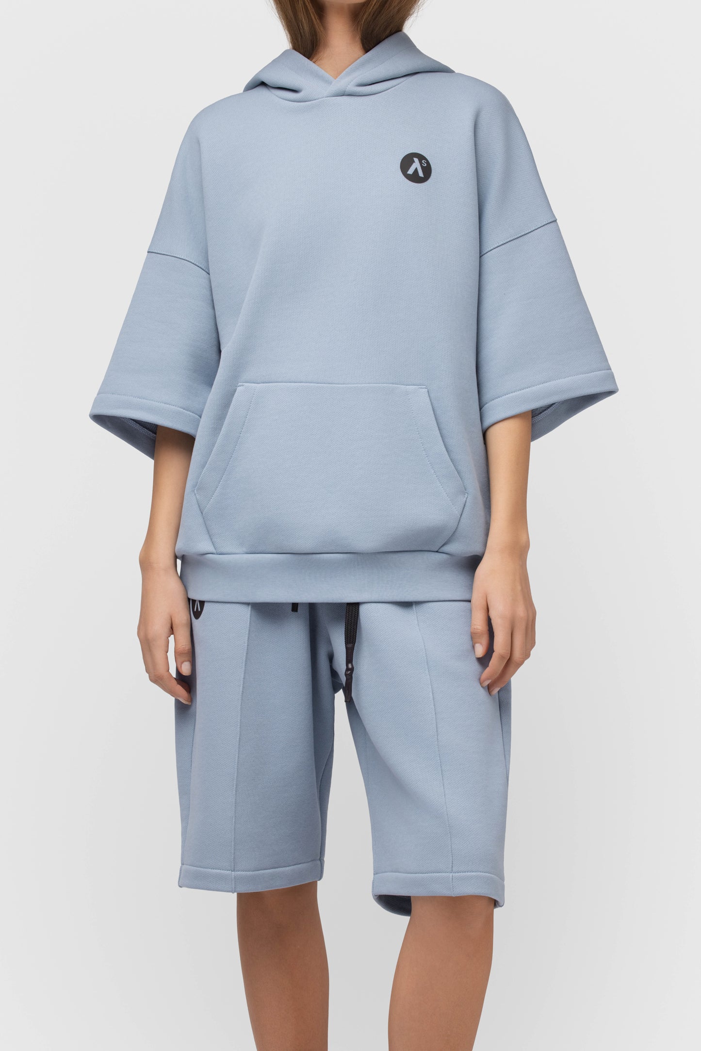 LAISVALAIKIO KOSTIUMAS SU ŠORTAIS IR KAPIŠONU