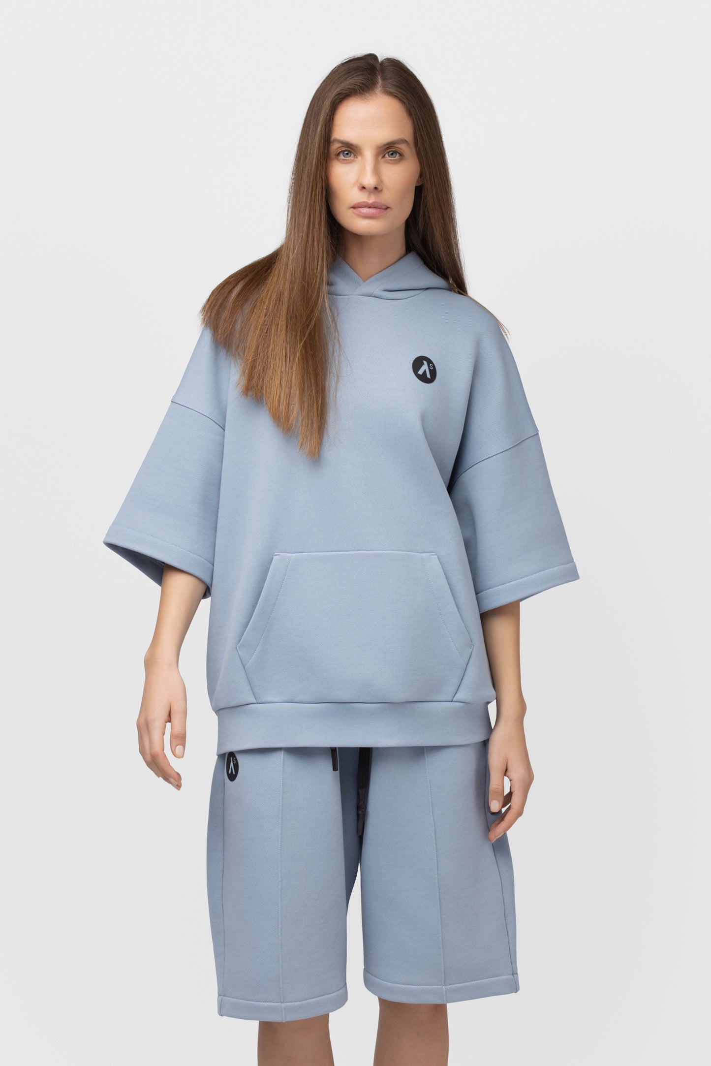 LAISVALAIKIO KOSTIUMAS SU ŠORTAIS IR KAPIŠONU