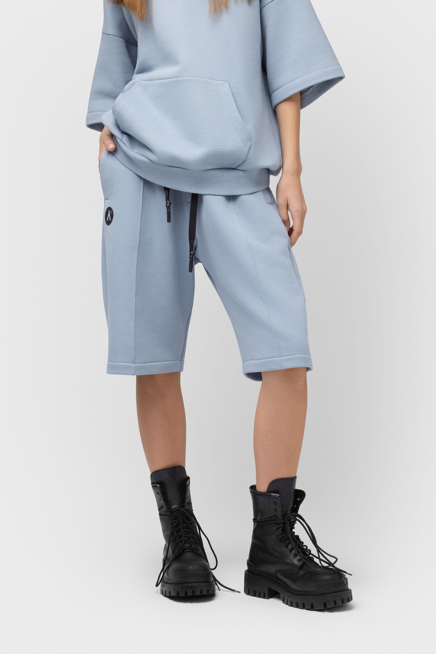 LAISVALAIKIO KOSTIUMAS SU ŠORTAIS IR KAPIŠONU