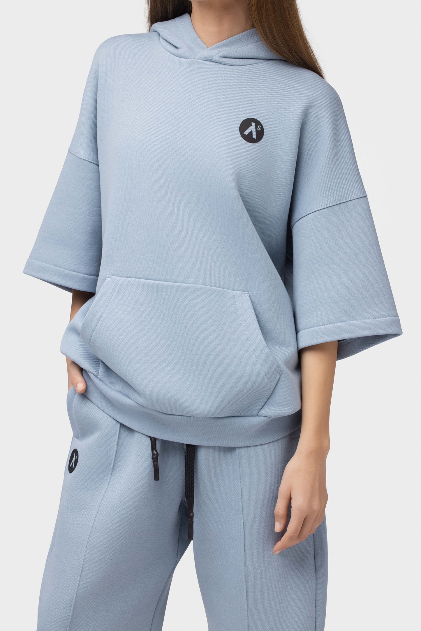 LAISVALAIKIO KOSTIUMAS SU ŠORTAIS IR KAPIŠONU