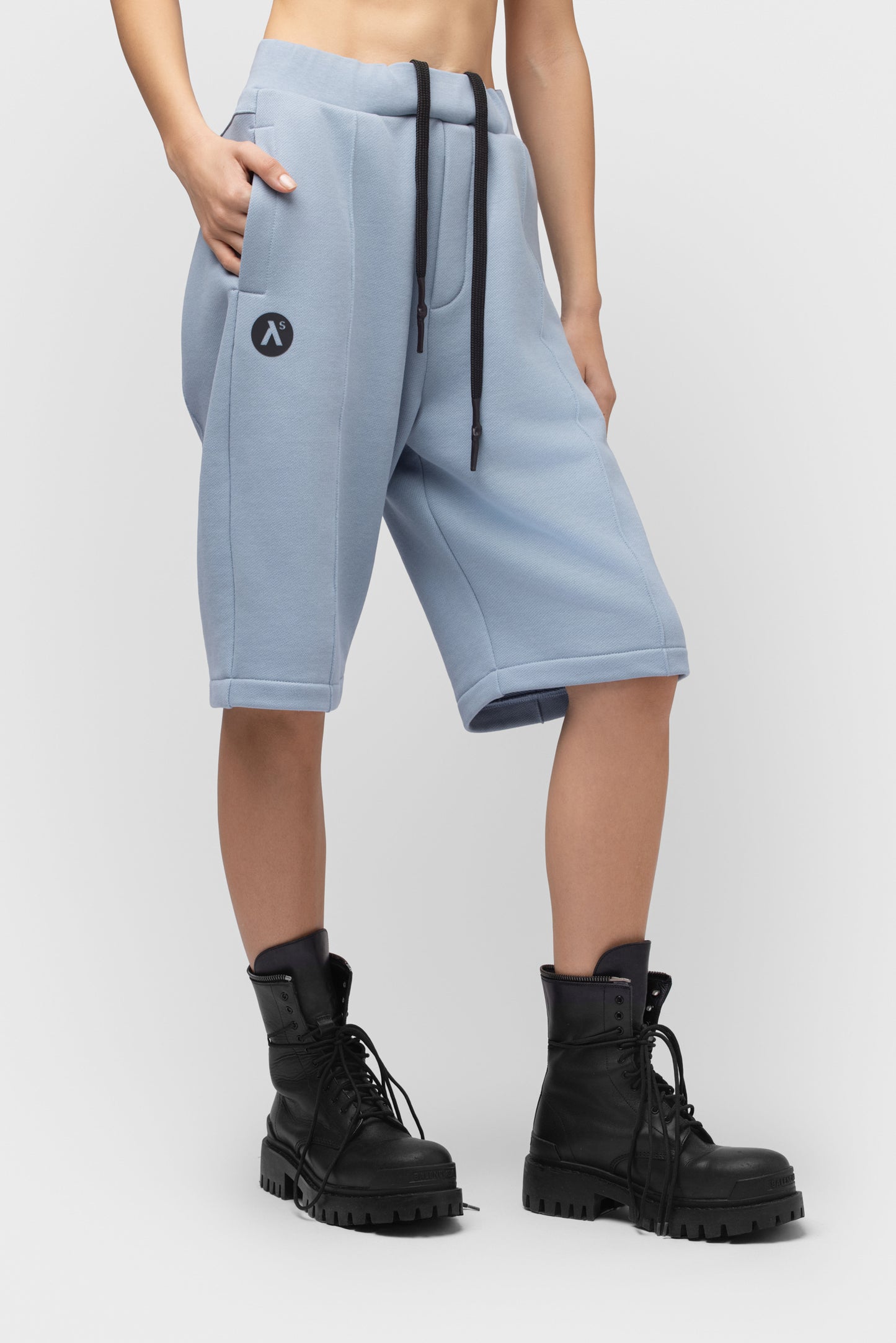 LAISVALAIKIO KOSTIUMAS SU ŠORTAIS