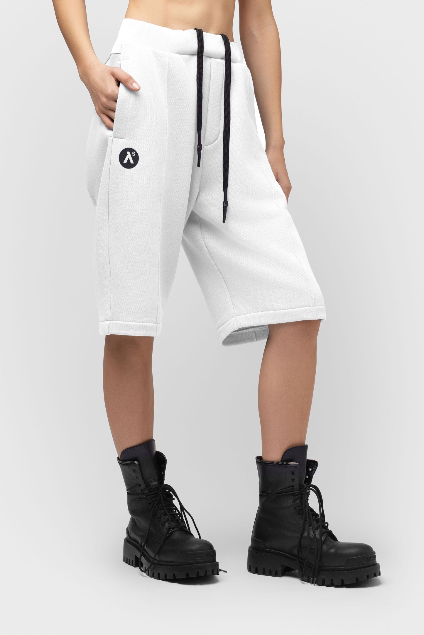 LAISVALAIKIO KOSTIUMAS SU ŠORTAIS