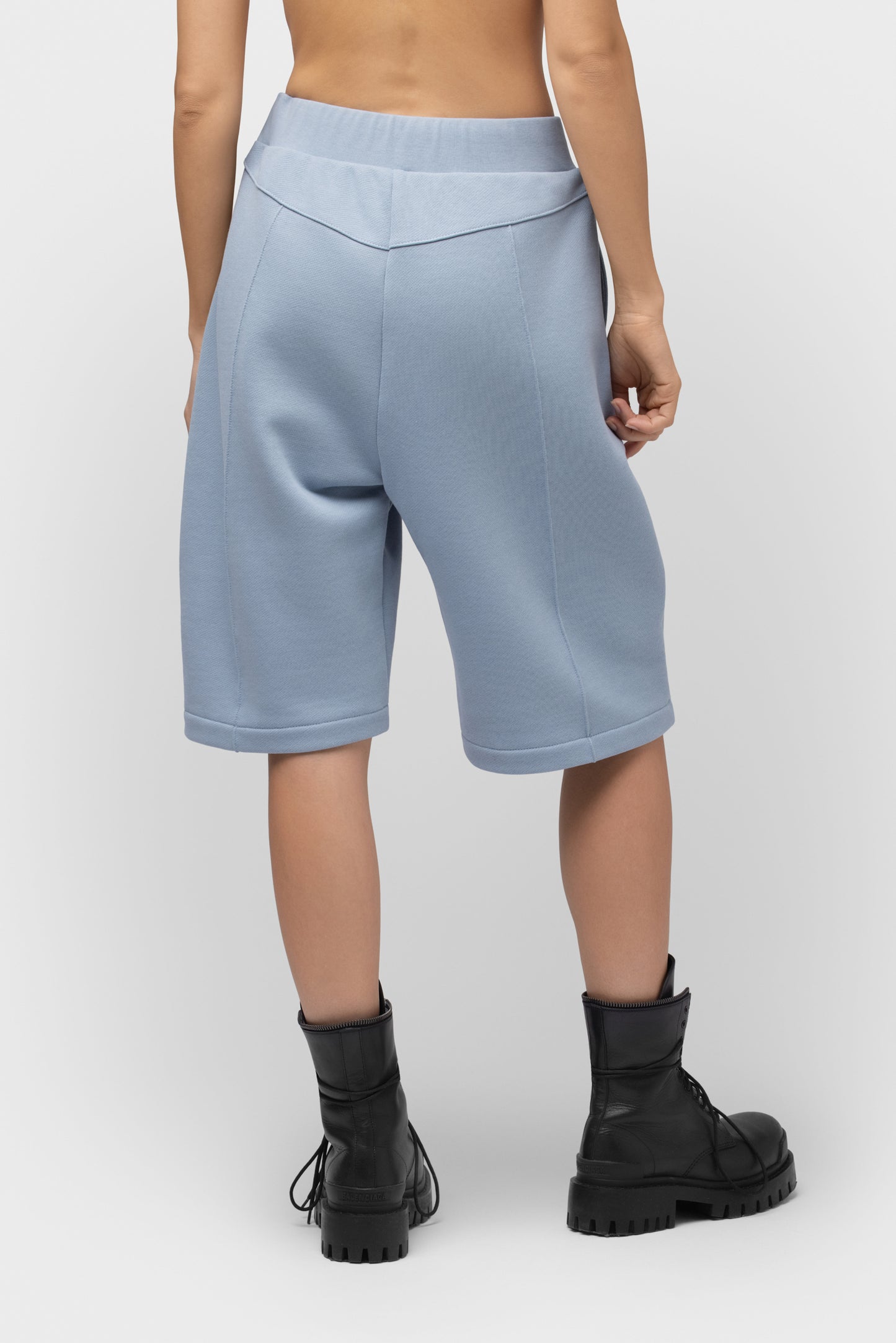 LAISVALAIKIO KOSTIUMAS SU ŠORTAIS