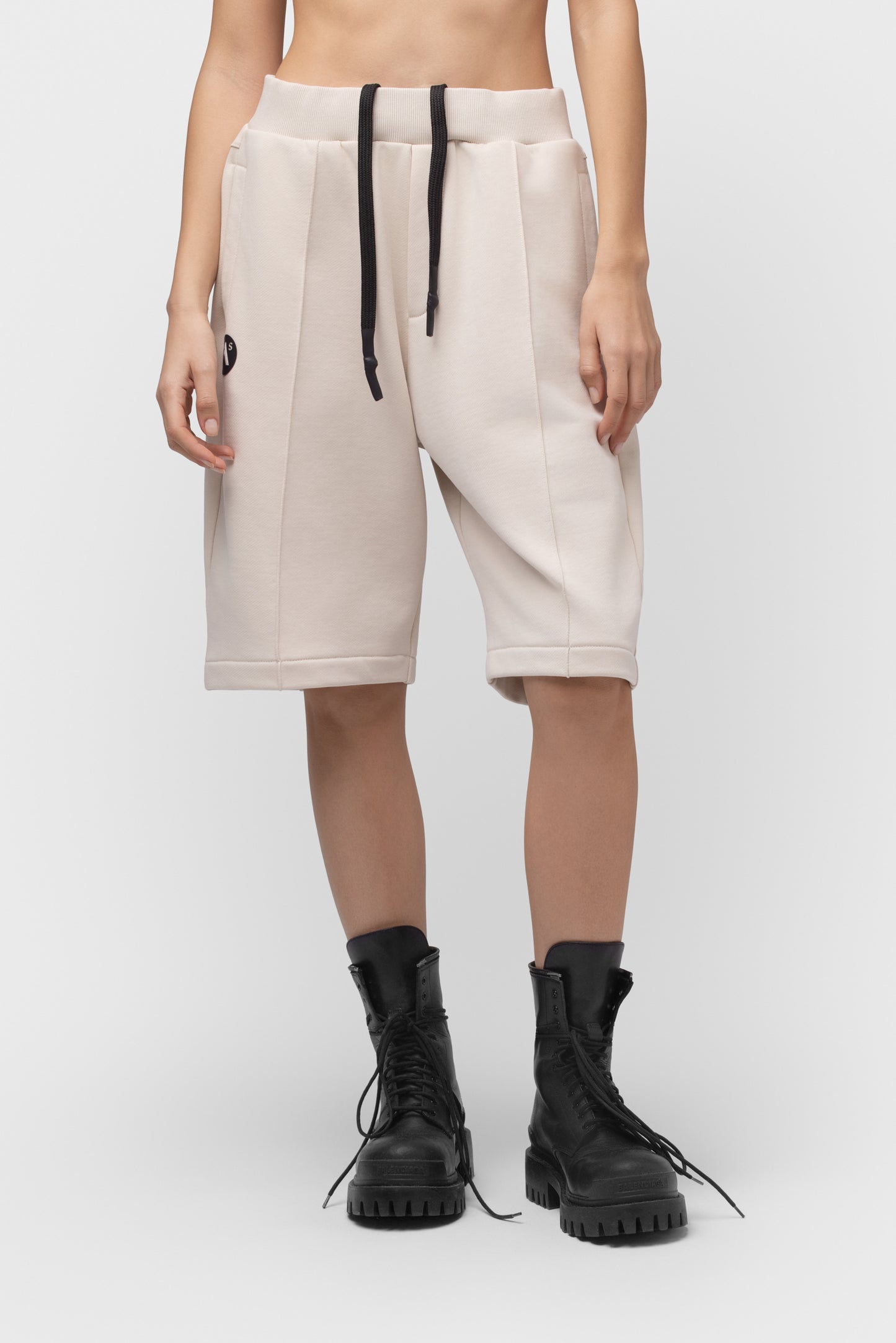 LAISVALAIKIO KOSTIUMAS SU ŠORTAIS