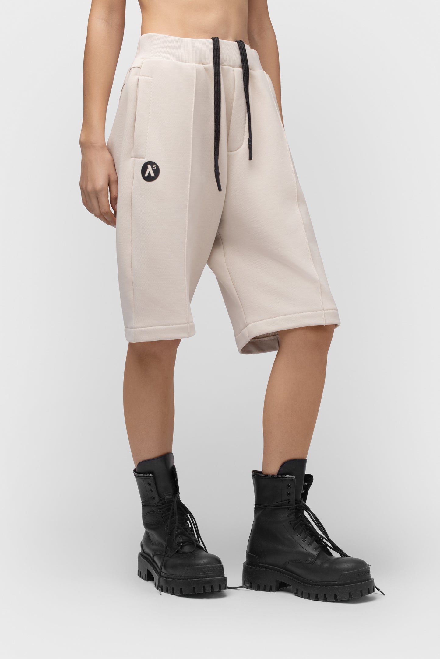 LAISVALAIKIO KOSTIUMAS SU ŠORTAIS