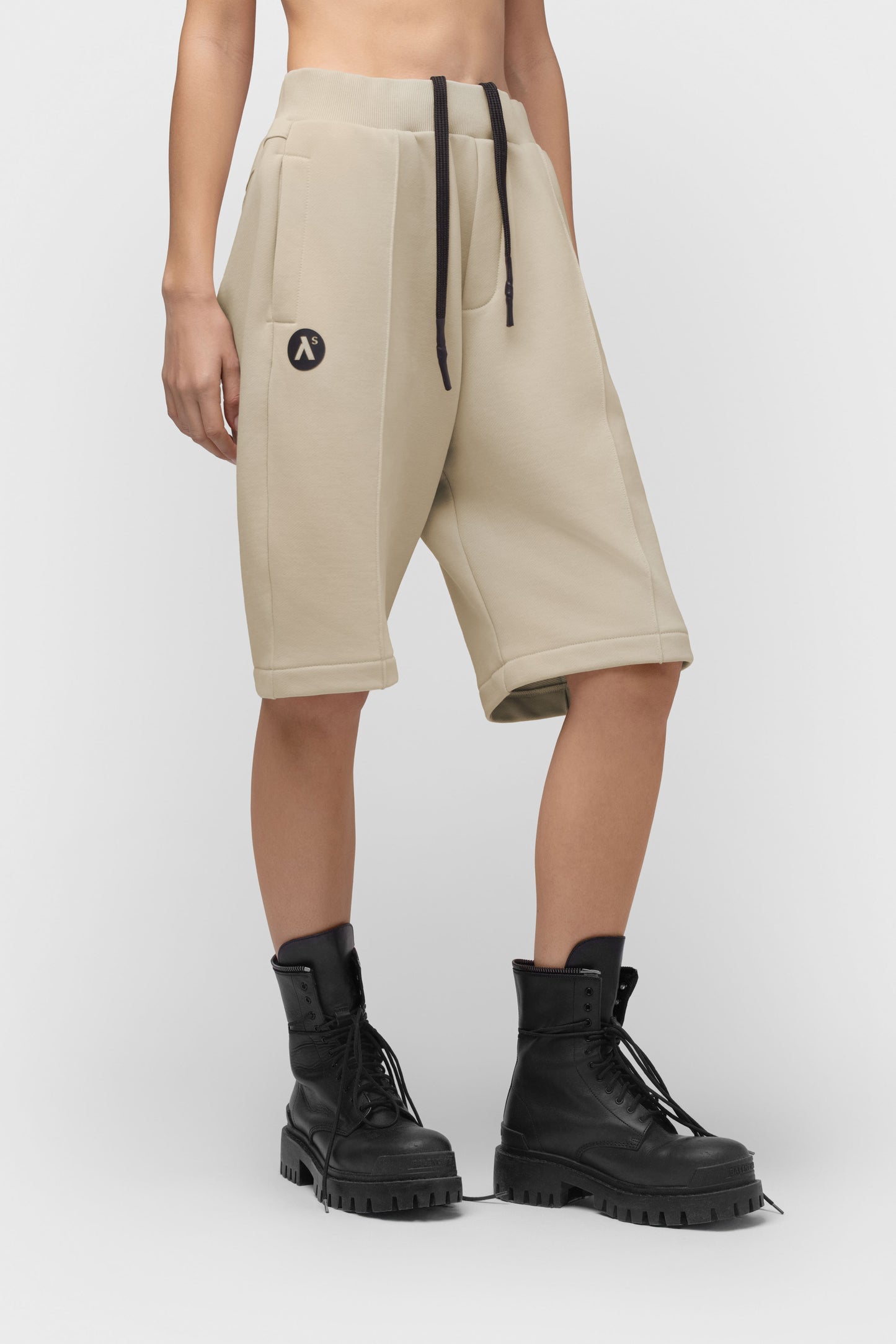 LAISVALAIKIO KOSTIUMAS SU ŠORTAIS IR KAPIŠONU