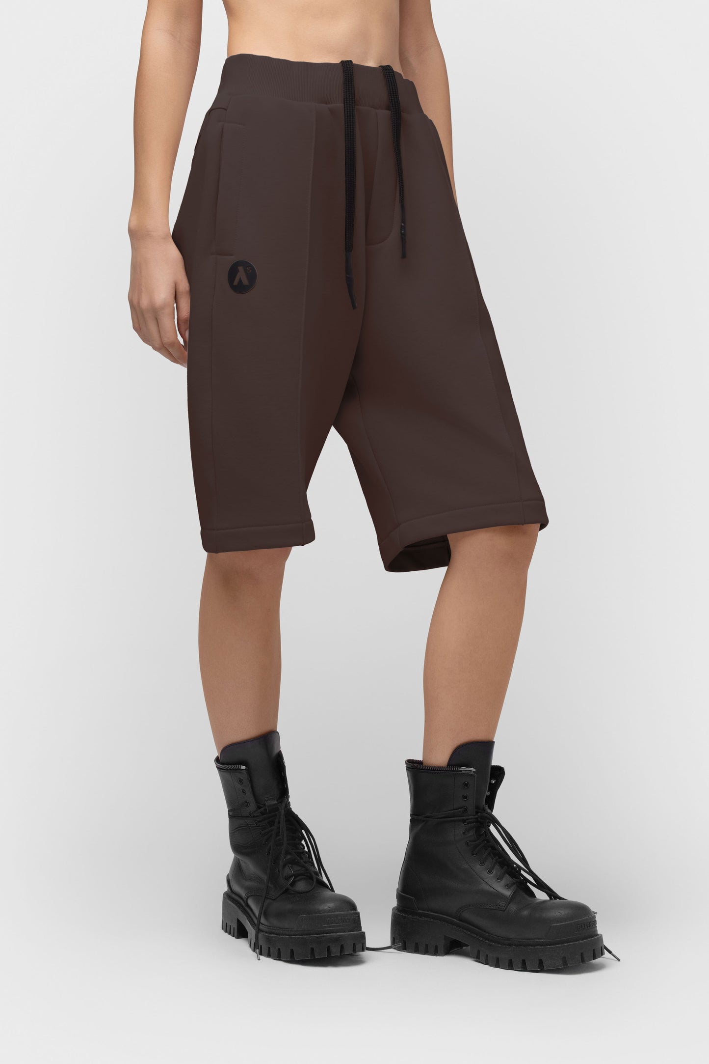 LAISVALAIKIO KOSTIUMAS SU ŠORTAIS IR KAPIŠONU